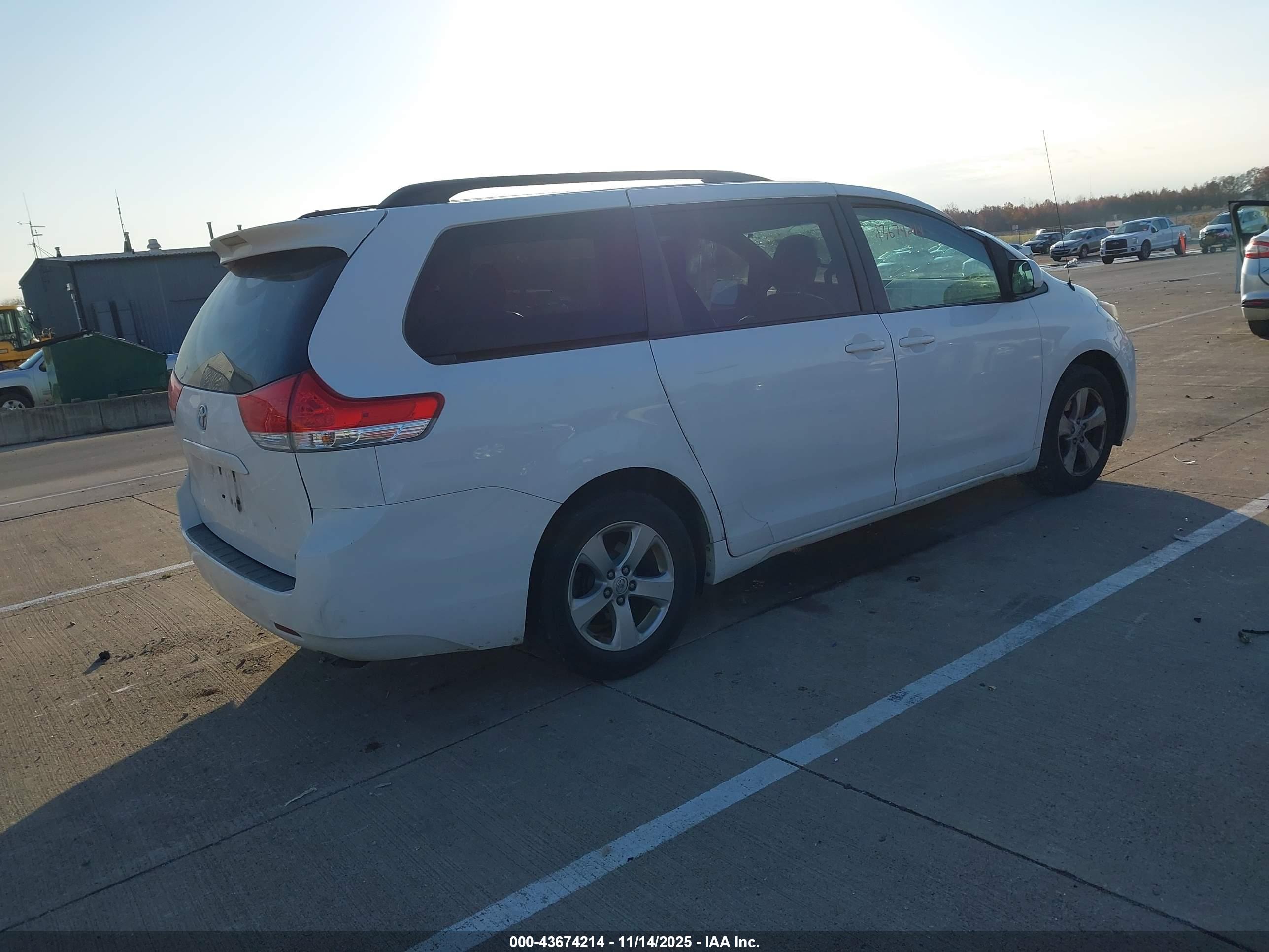 TOYOTA SIENNA image 4
