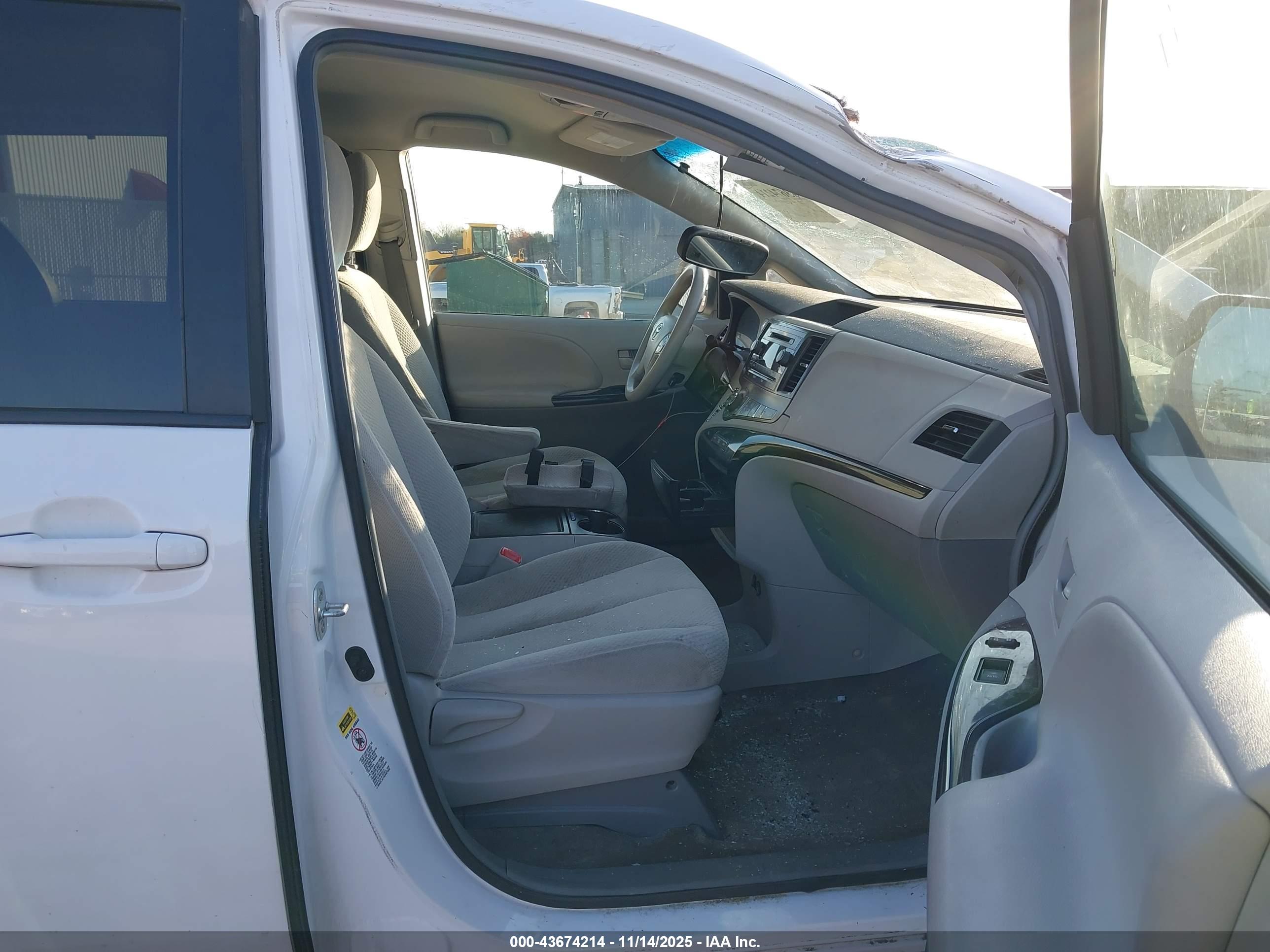 TOYOTA SIENNA image 5
