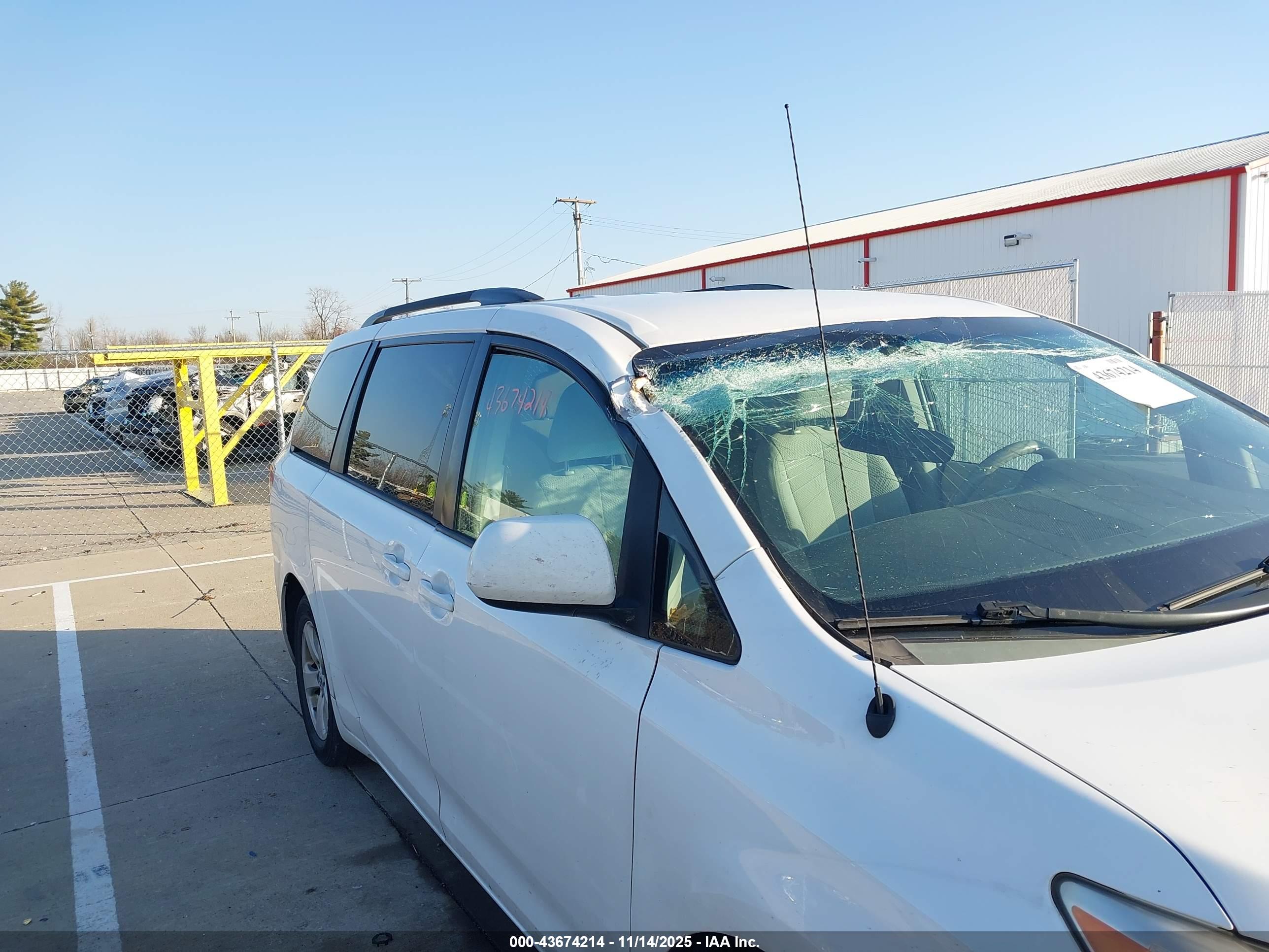 TOYOTA SIENNA image 6