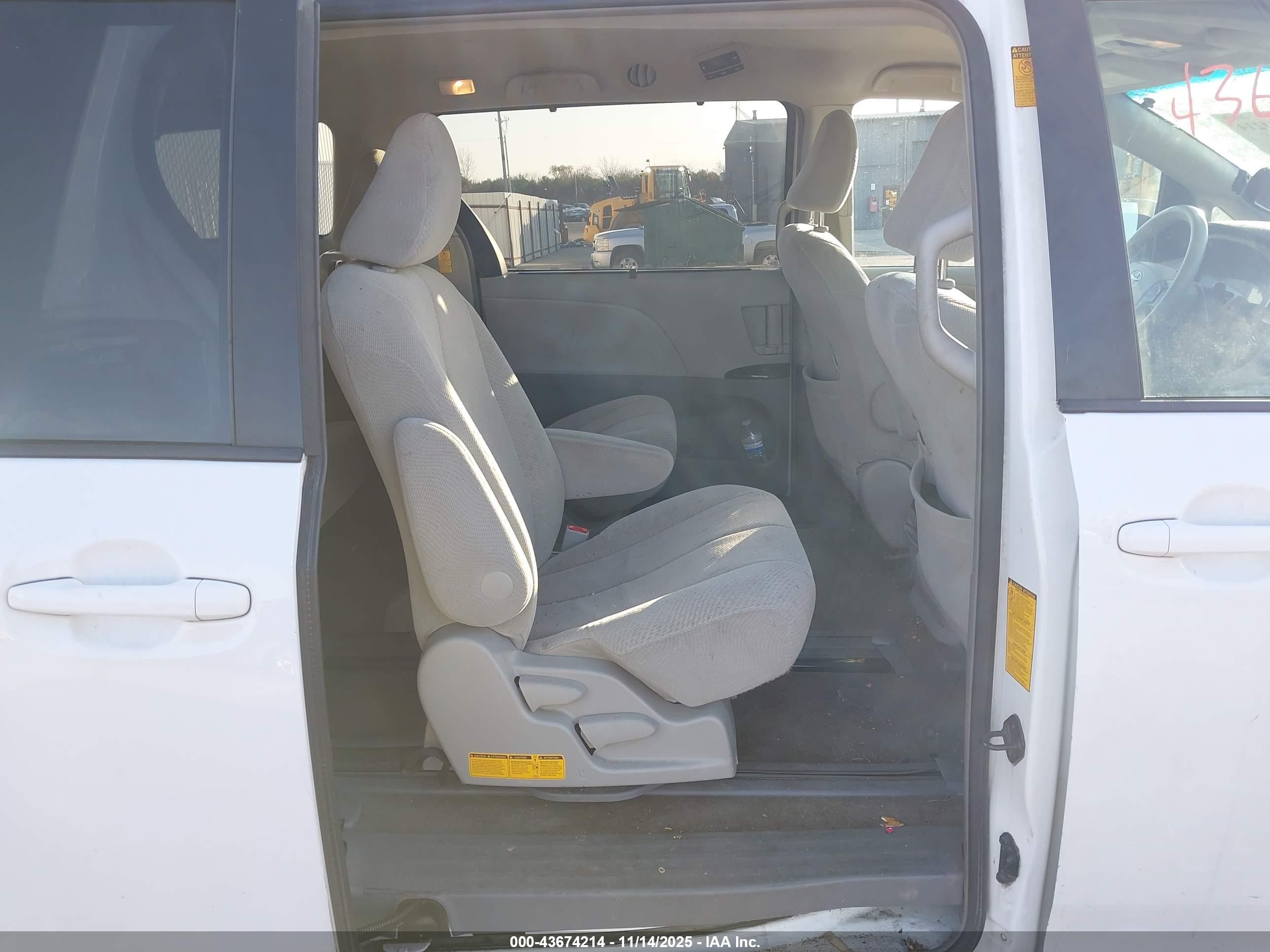 TOYOTA SIENNA image 8