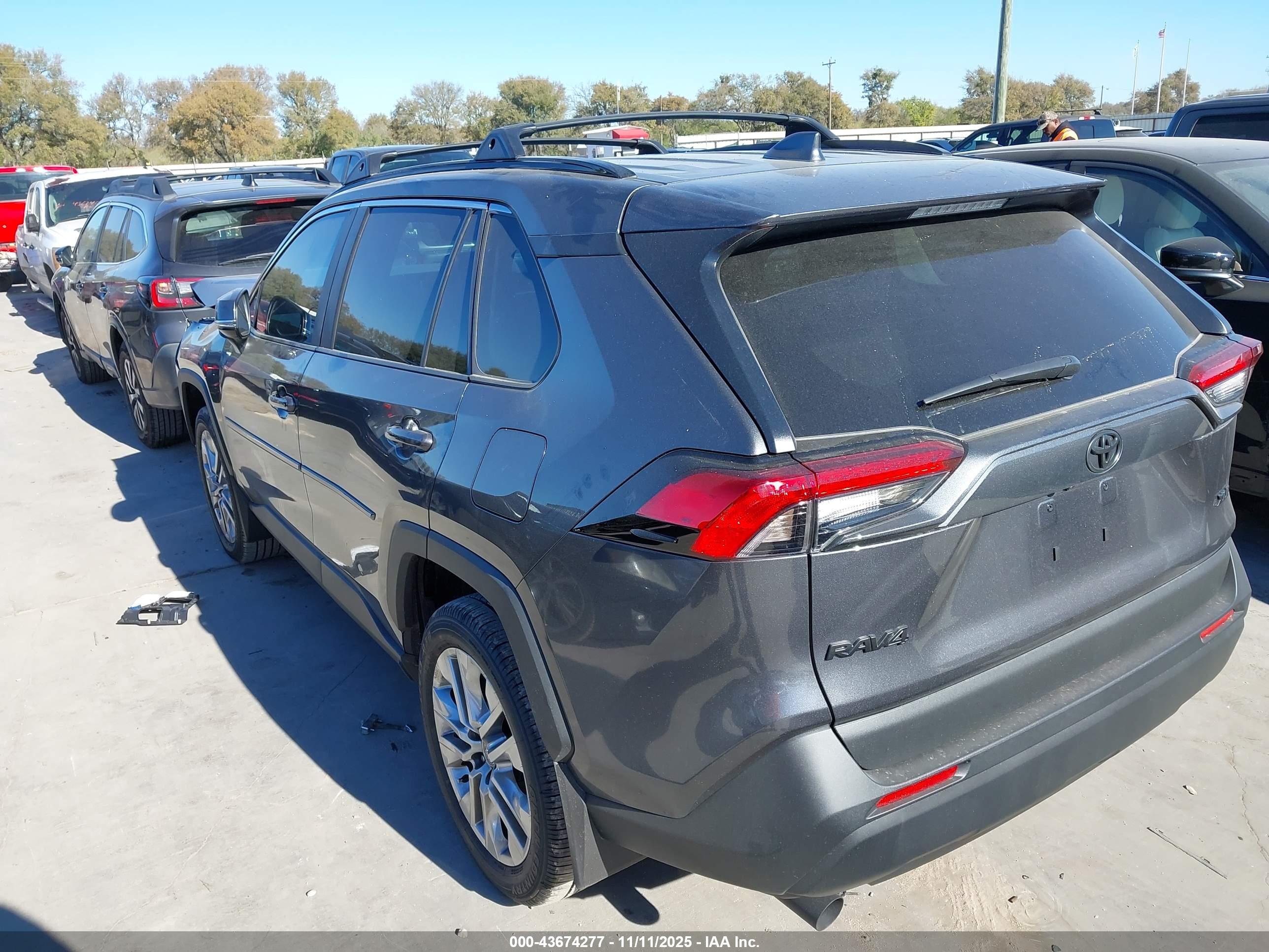 TOYOTA RAV4 image 3