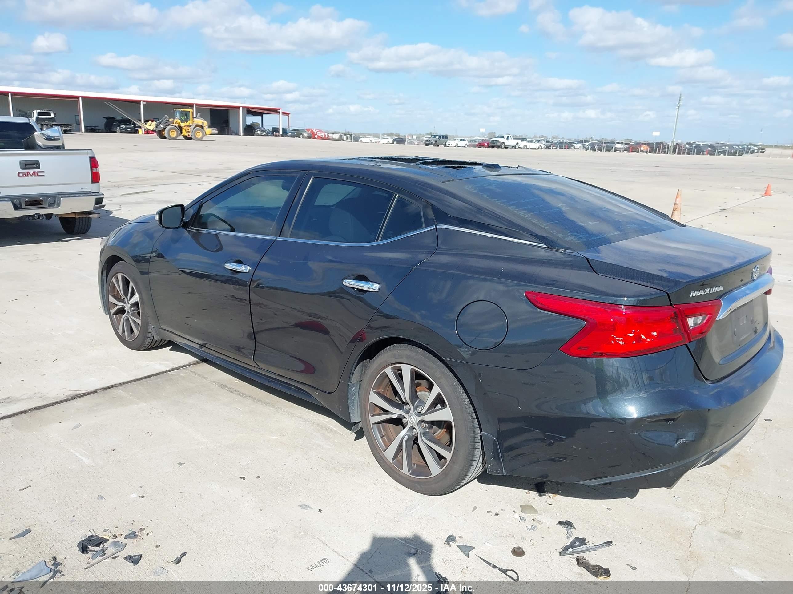 NISSAN MAXIMA image 3