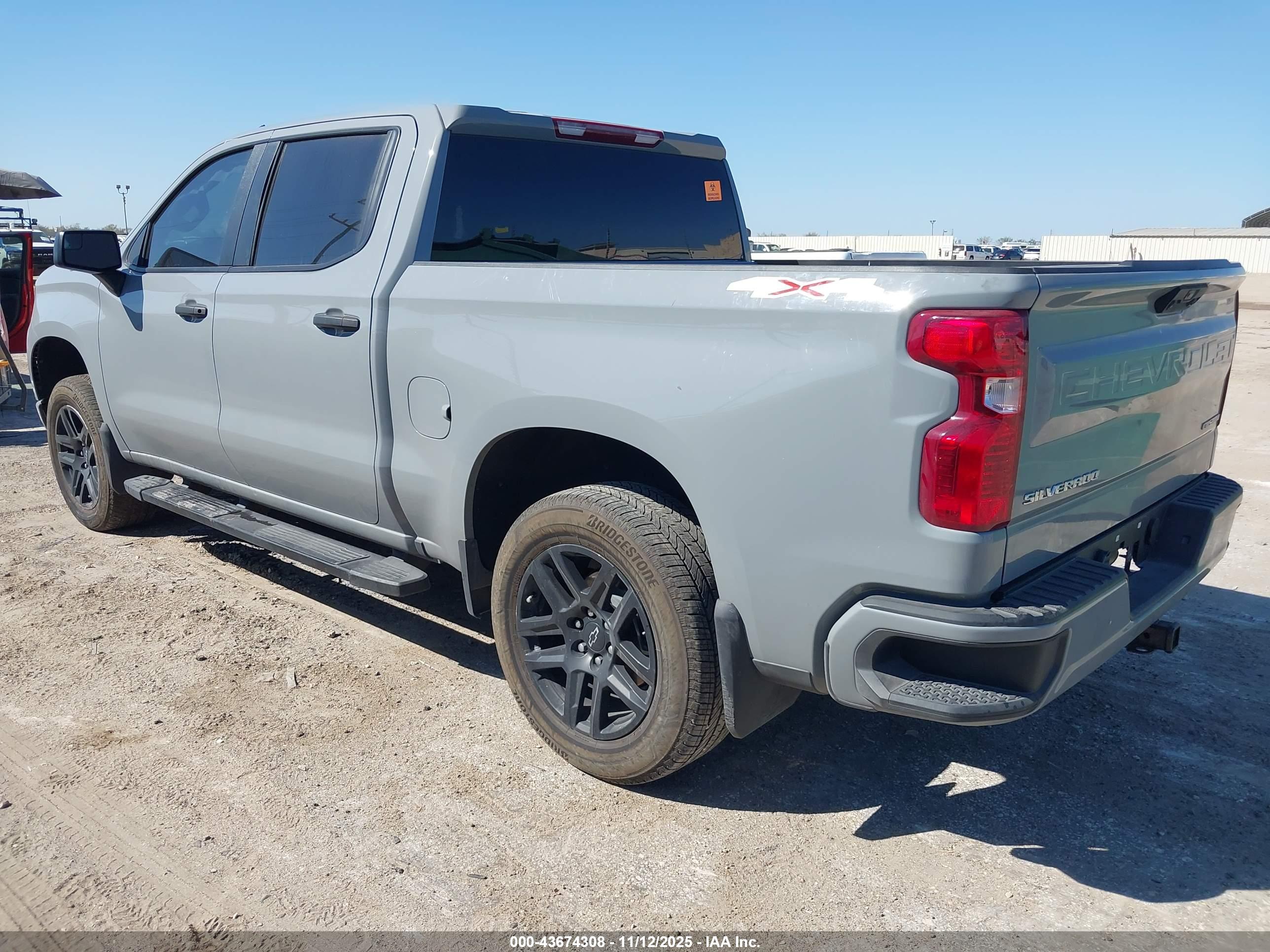 CHEVROLET SILVERADO image 3