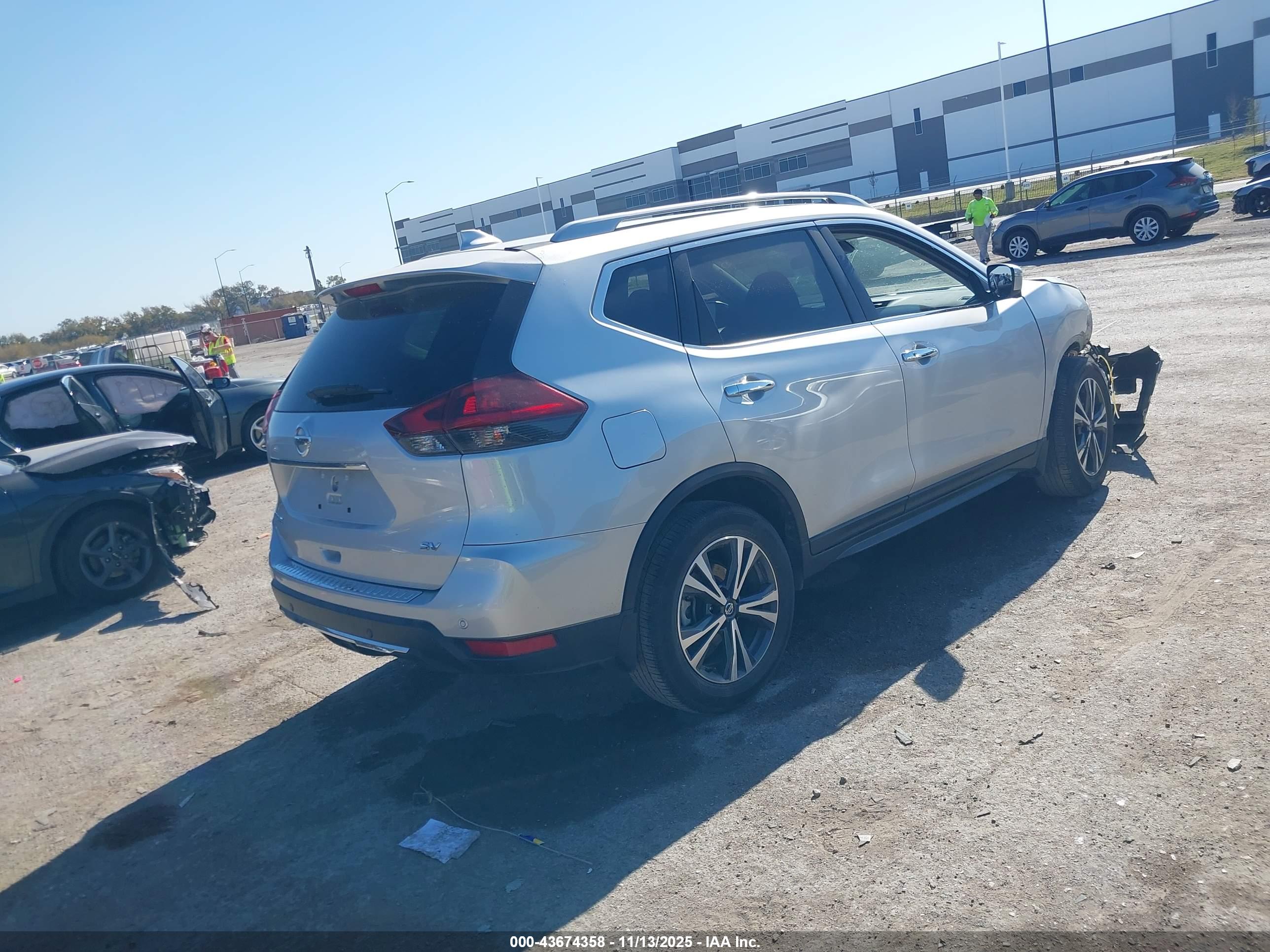 NISSAN ROGUE image 4