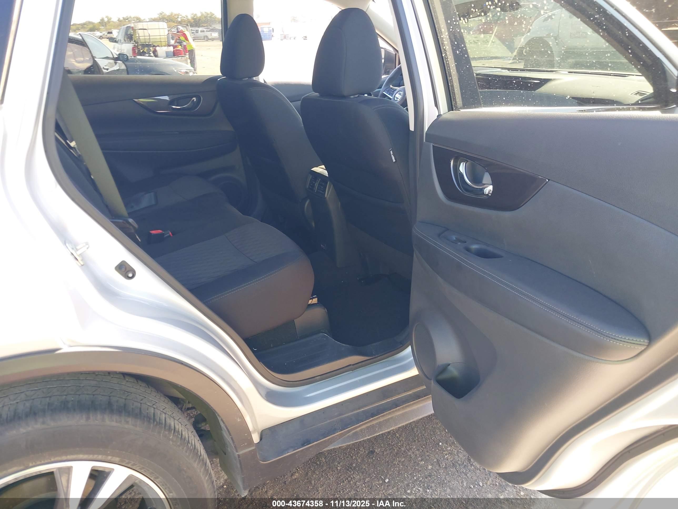 NISSAN ROGUE image 8