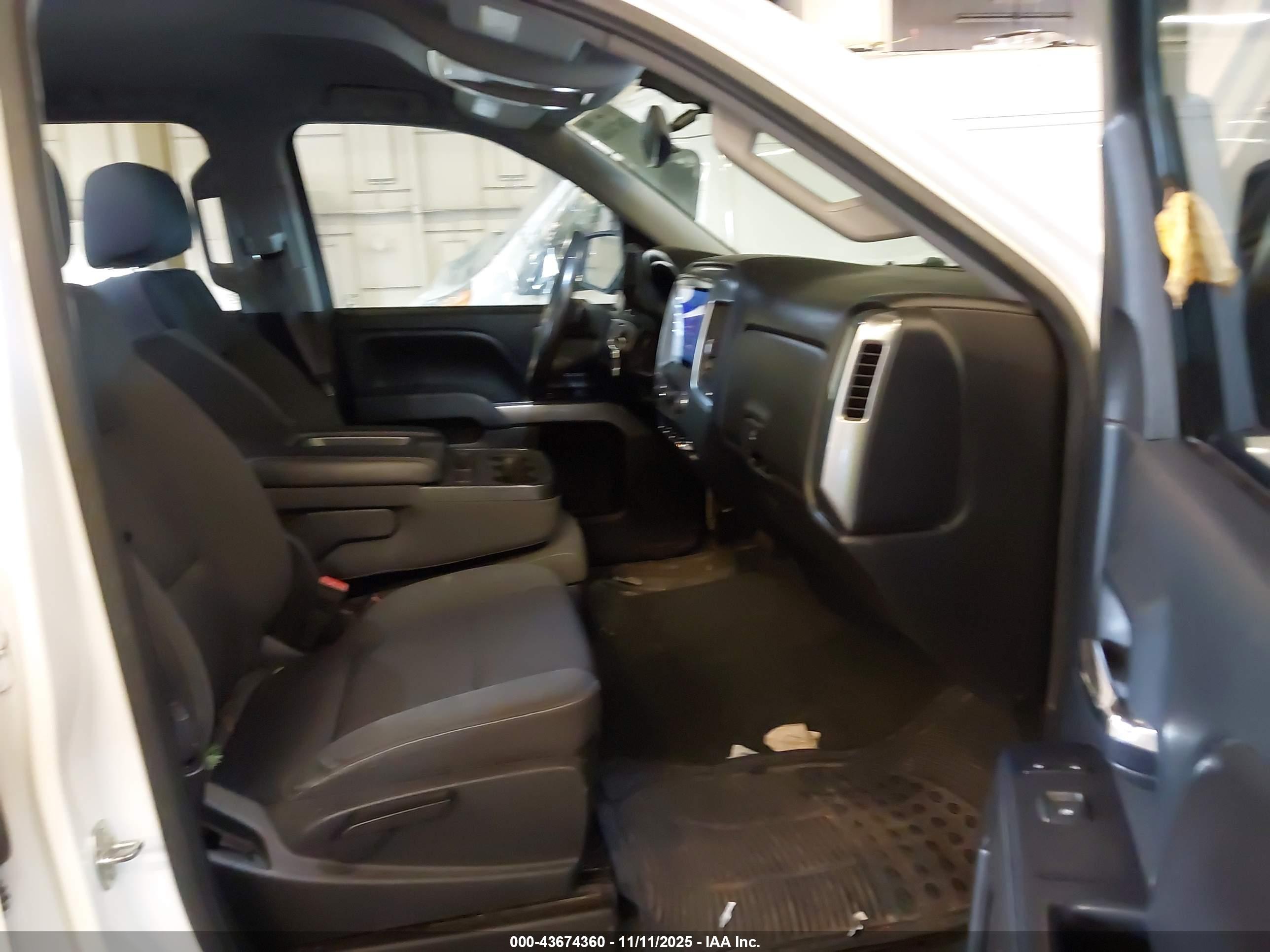 CHEVROLET SILVERADO image 5