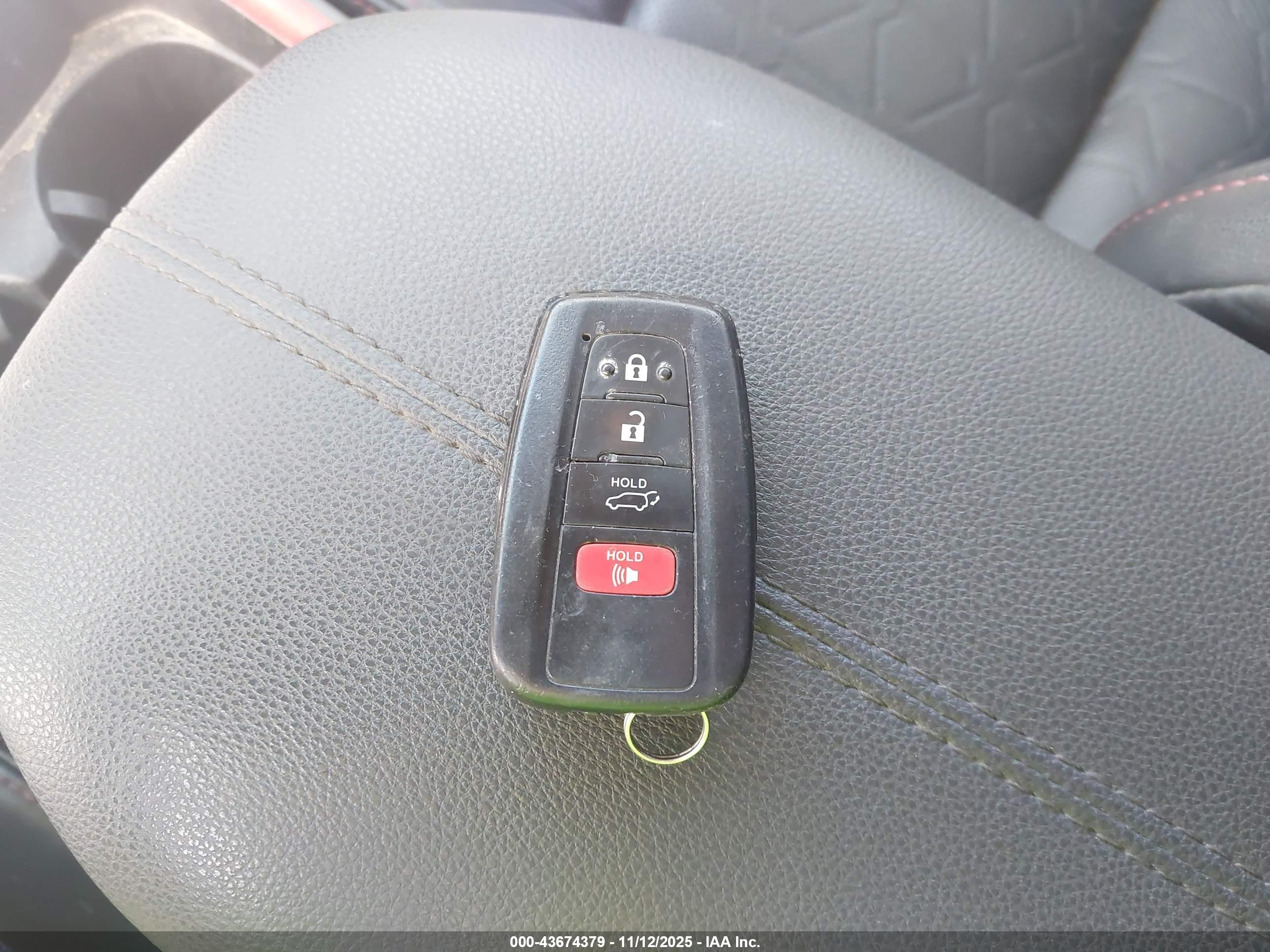 TOYOTA RAV4 image 11