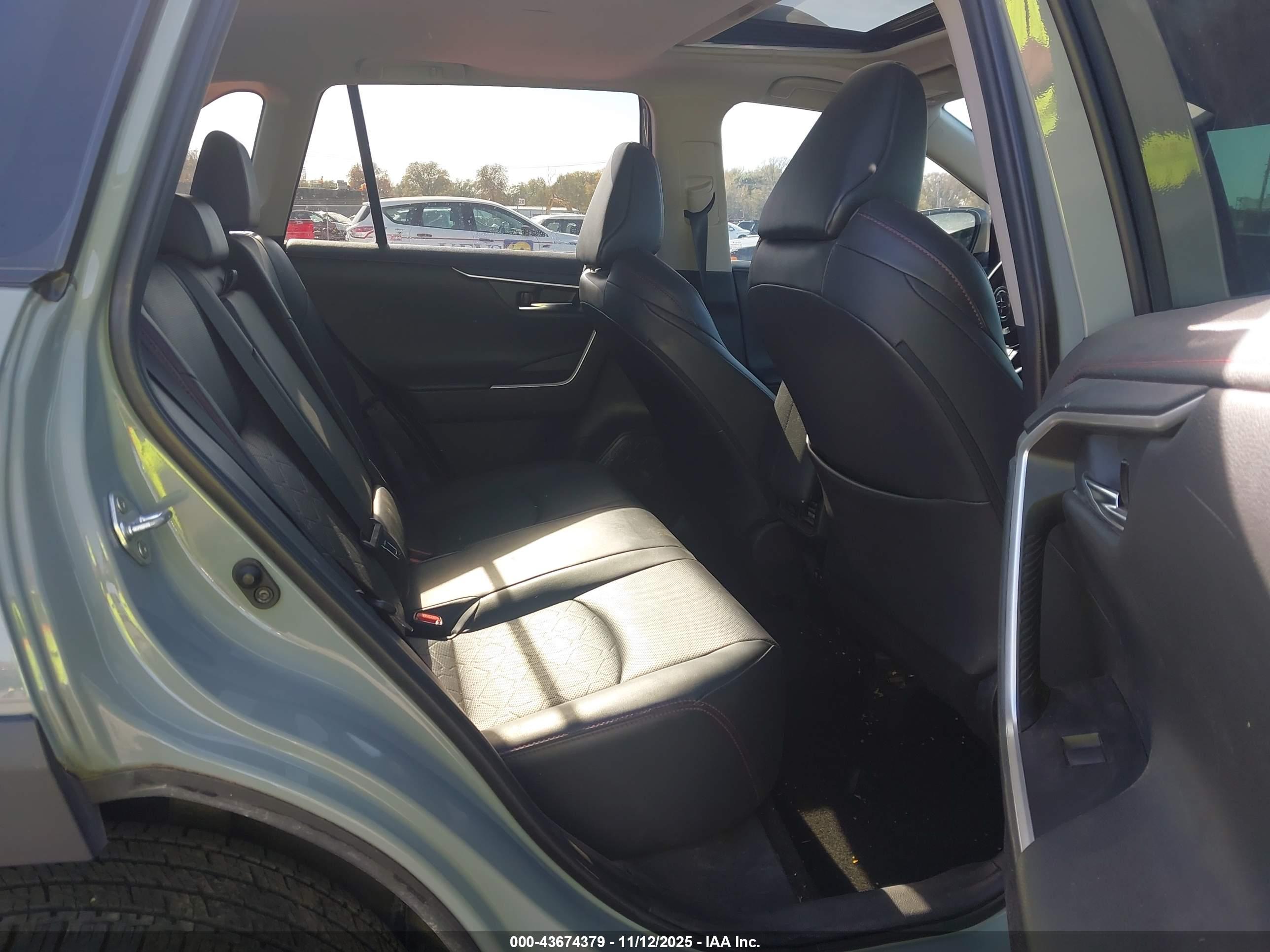 TOYOTA RAV4 image 8