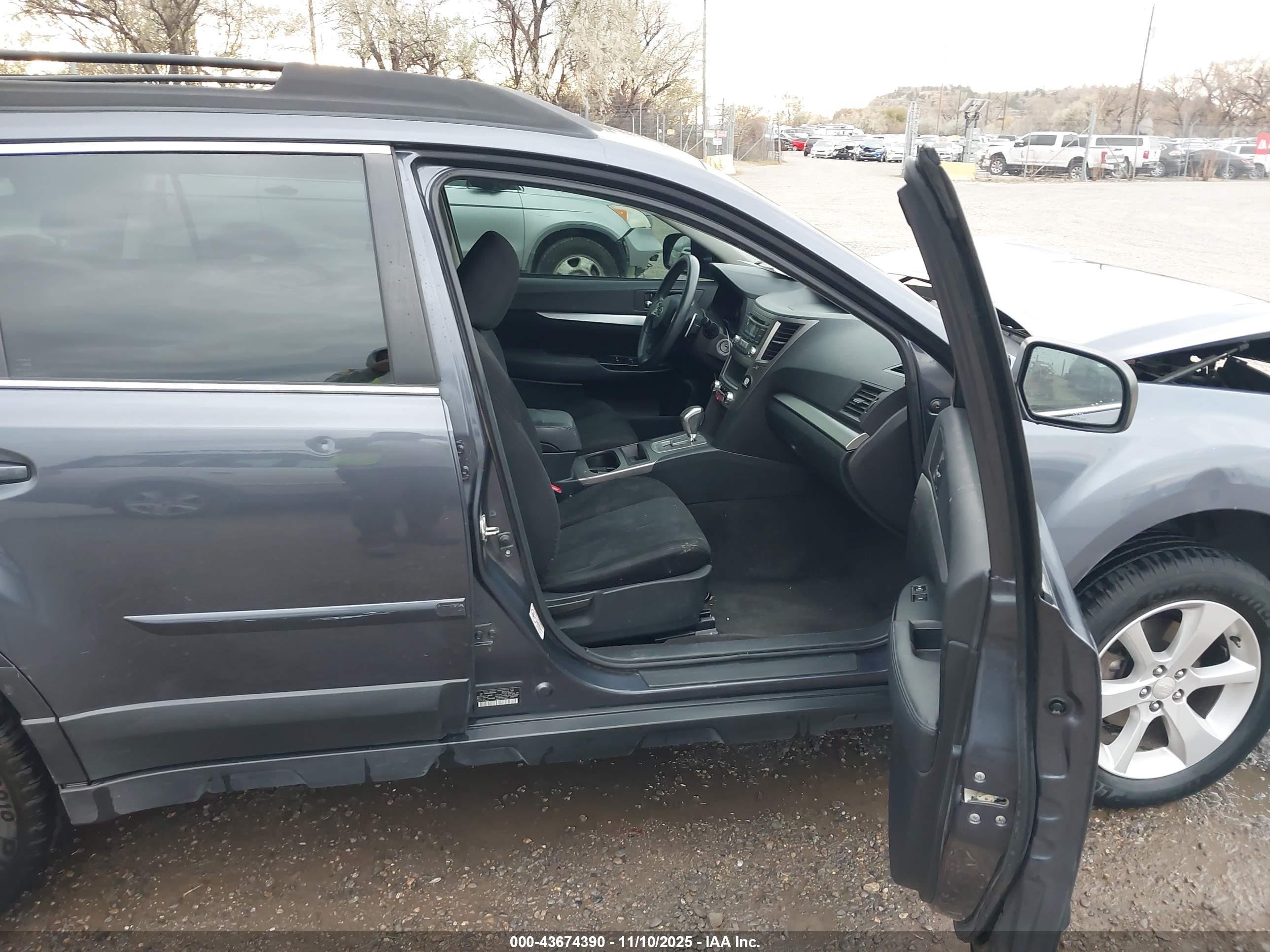 SUBARU OUTBACK image 5