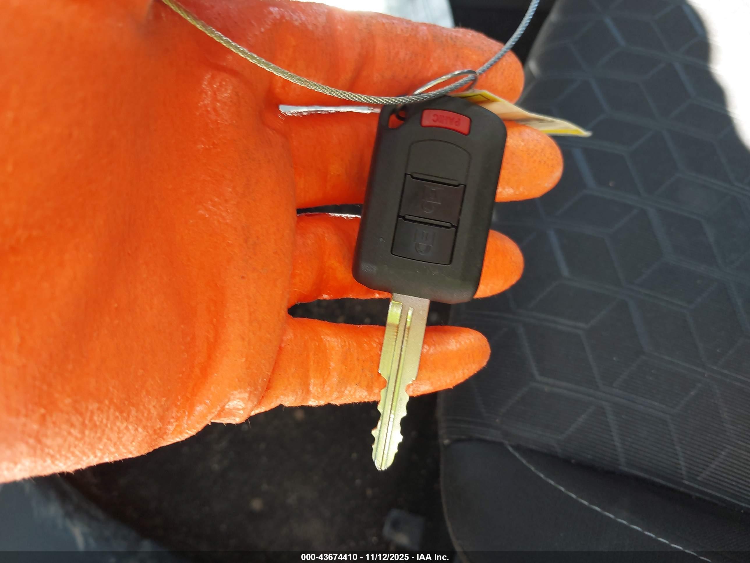 MITSUBISHI OUTLANDER image 11
