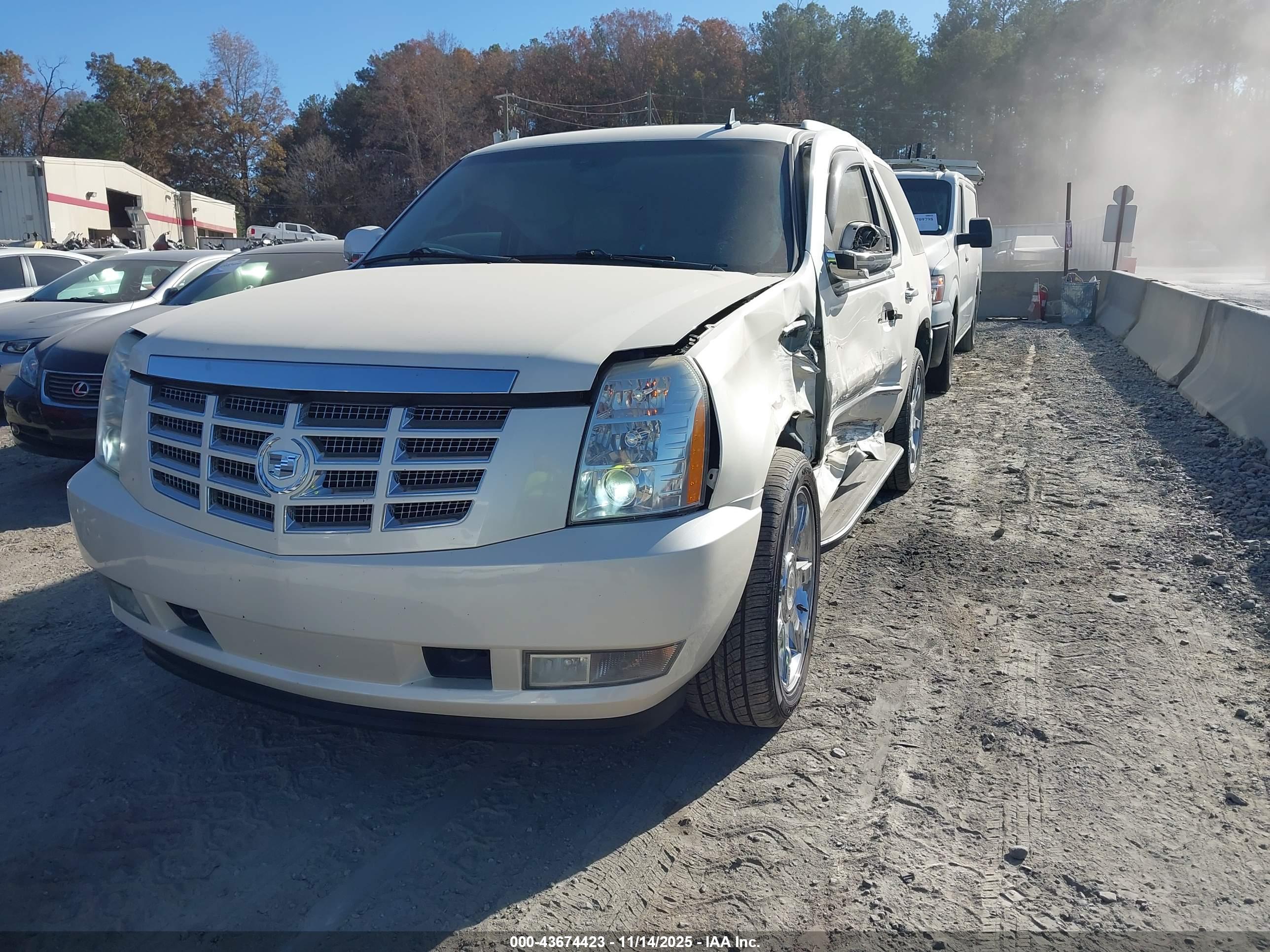 CADILLAC ESCALADE image 2