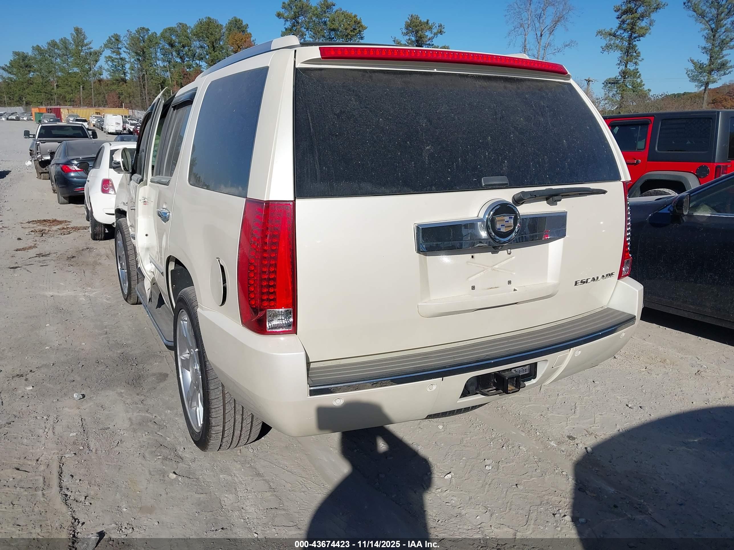 CADILLAC ESCALADE image 3
