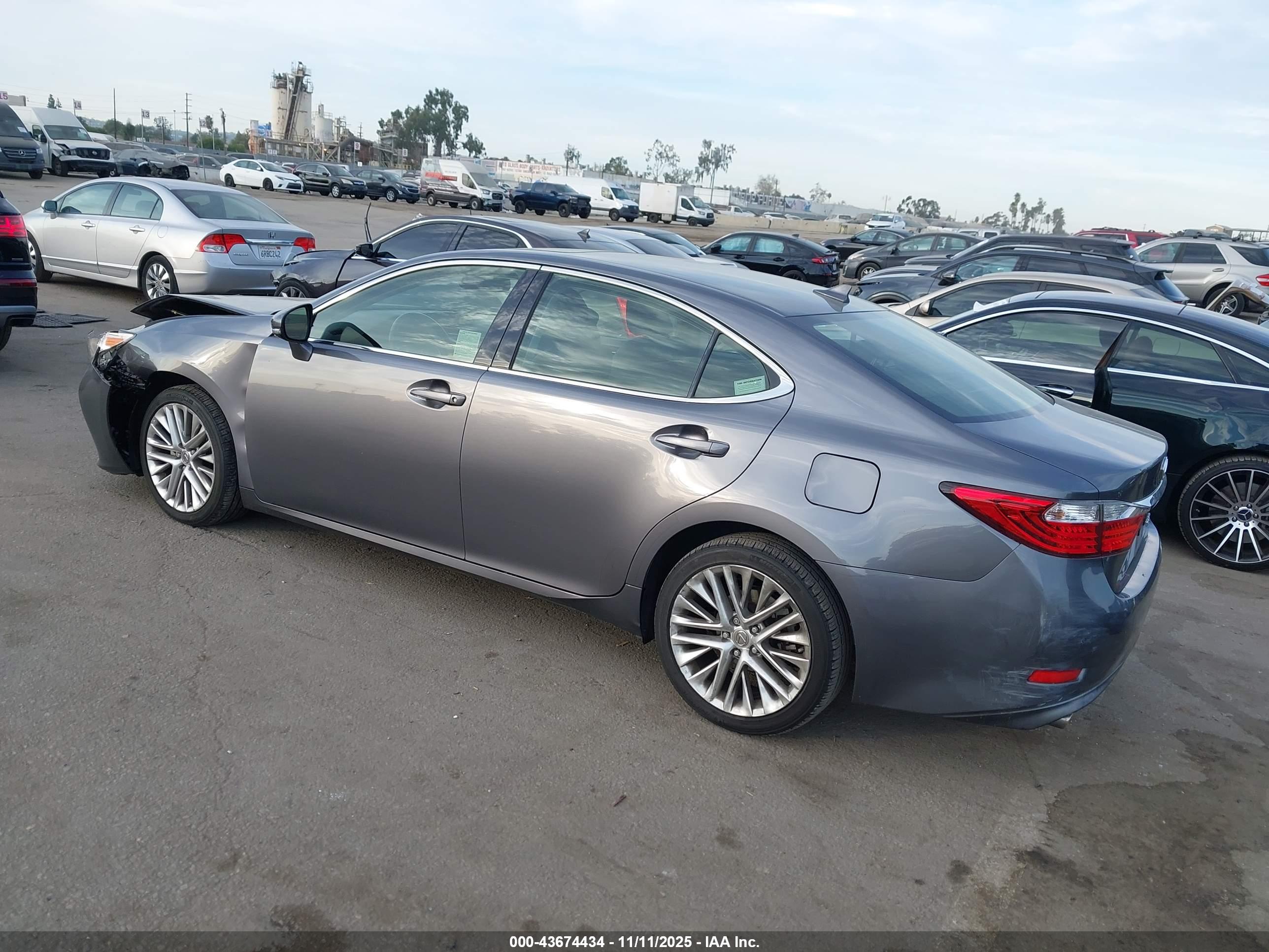 LEXUS ES image 3