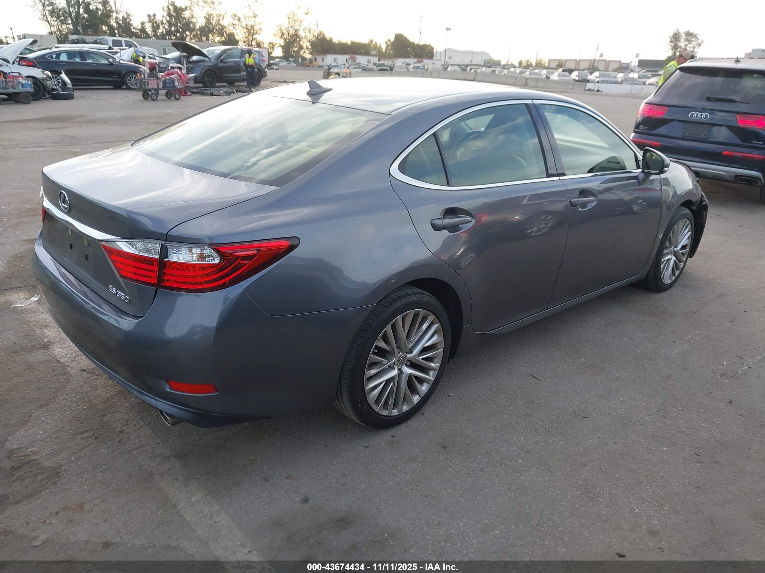 LEXUS ES image 4