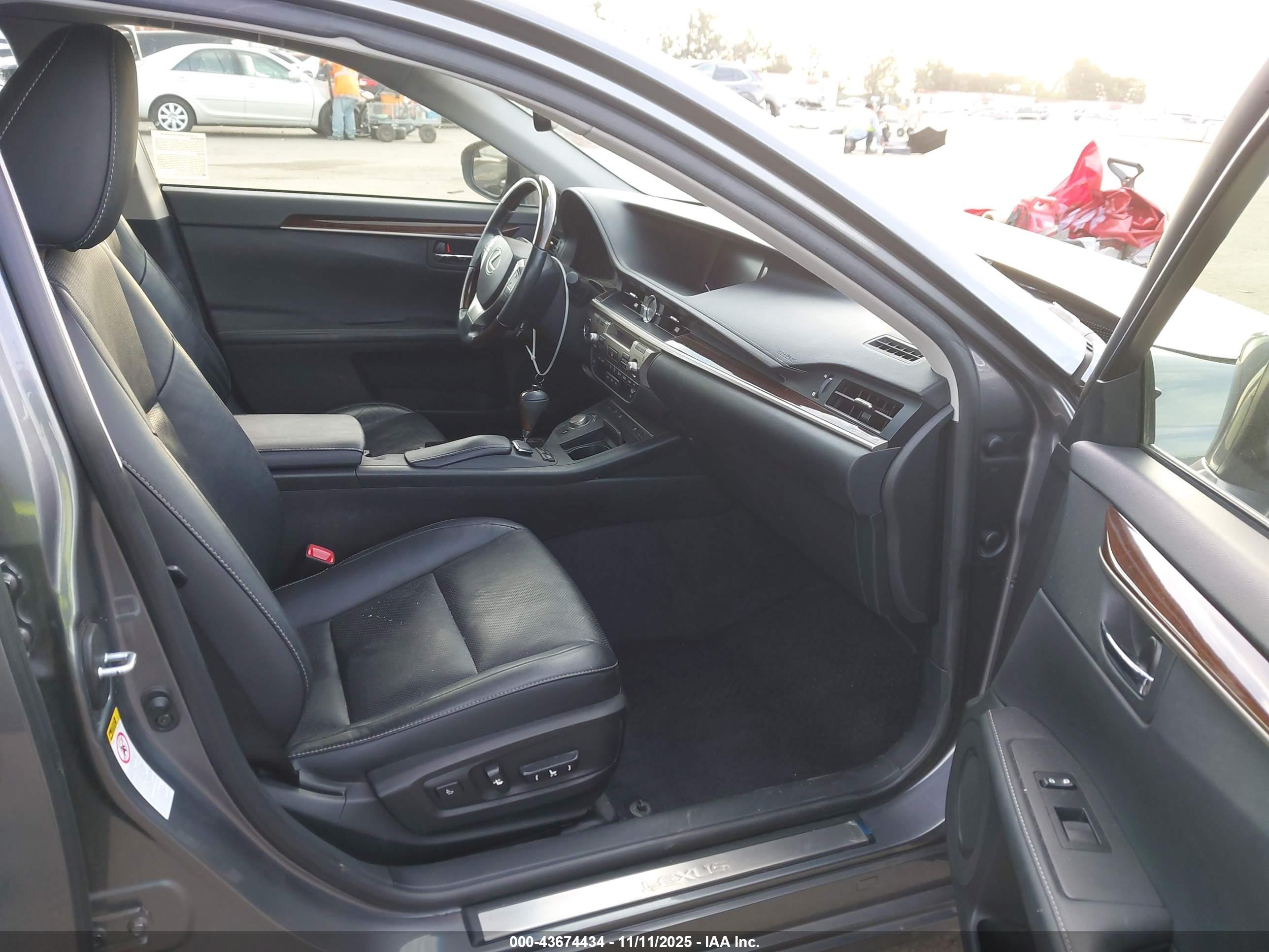 LEXUS ES image 5