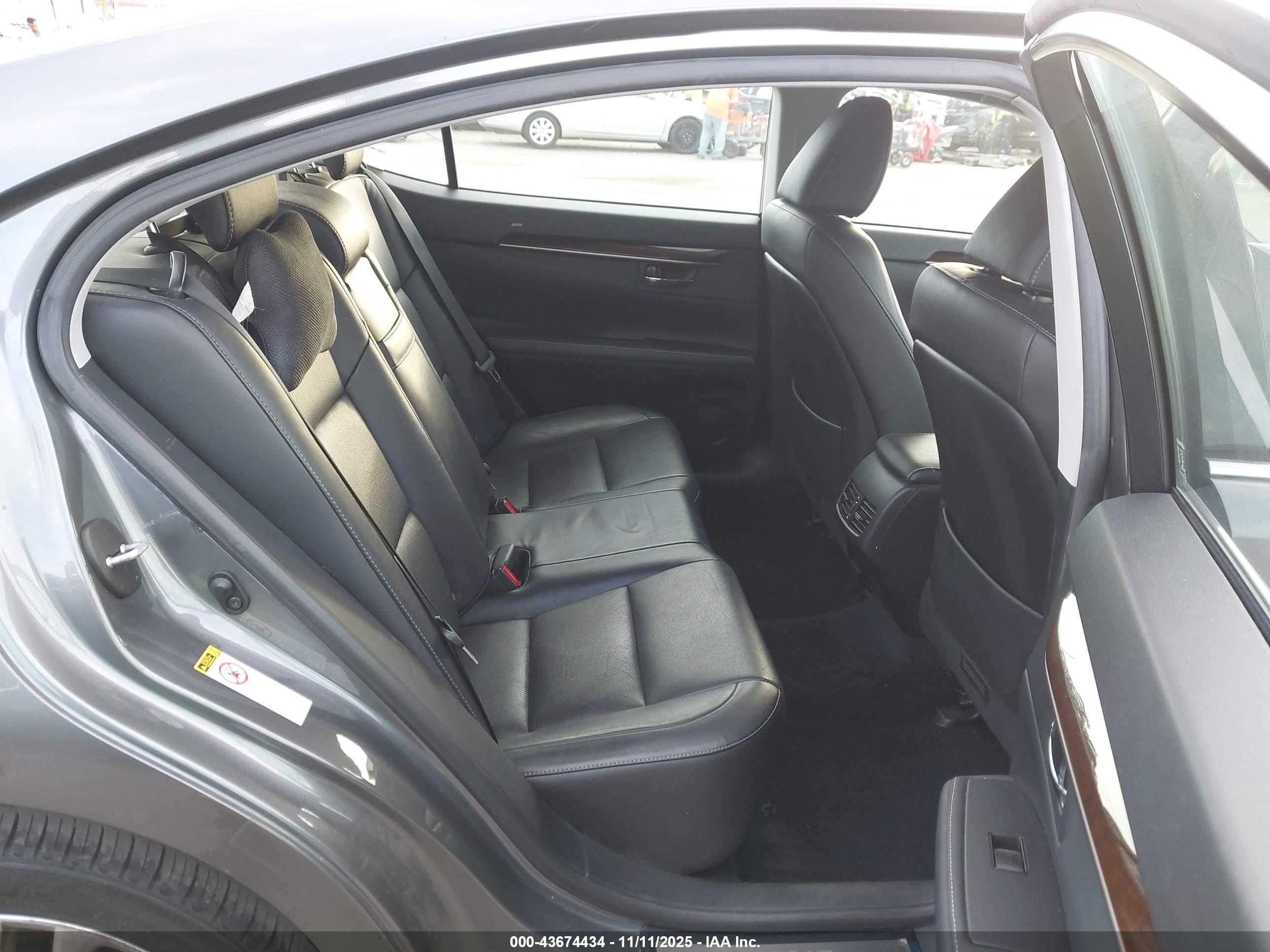 LEXUS ES image 8