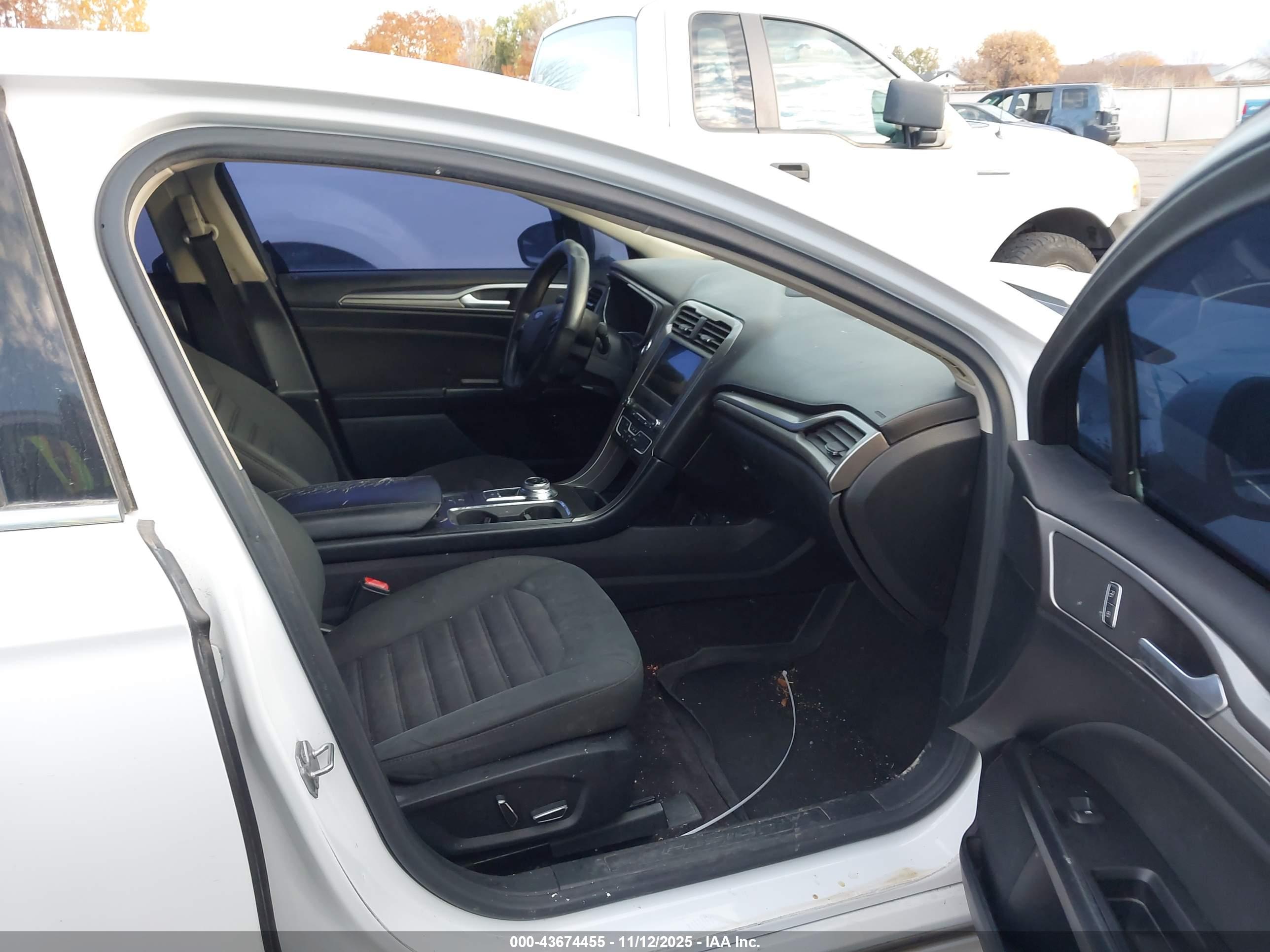 FORD FUSION image 5