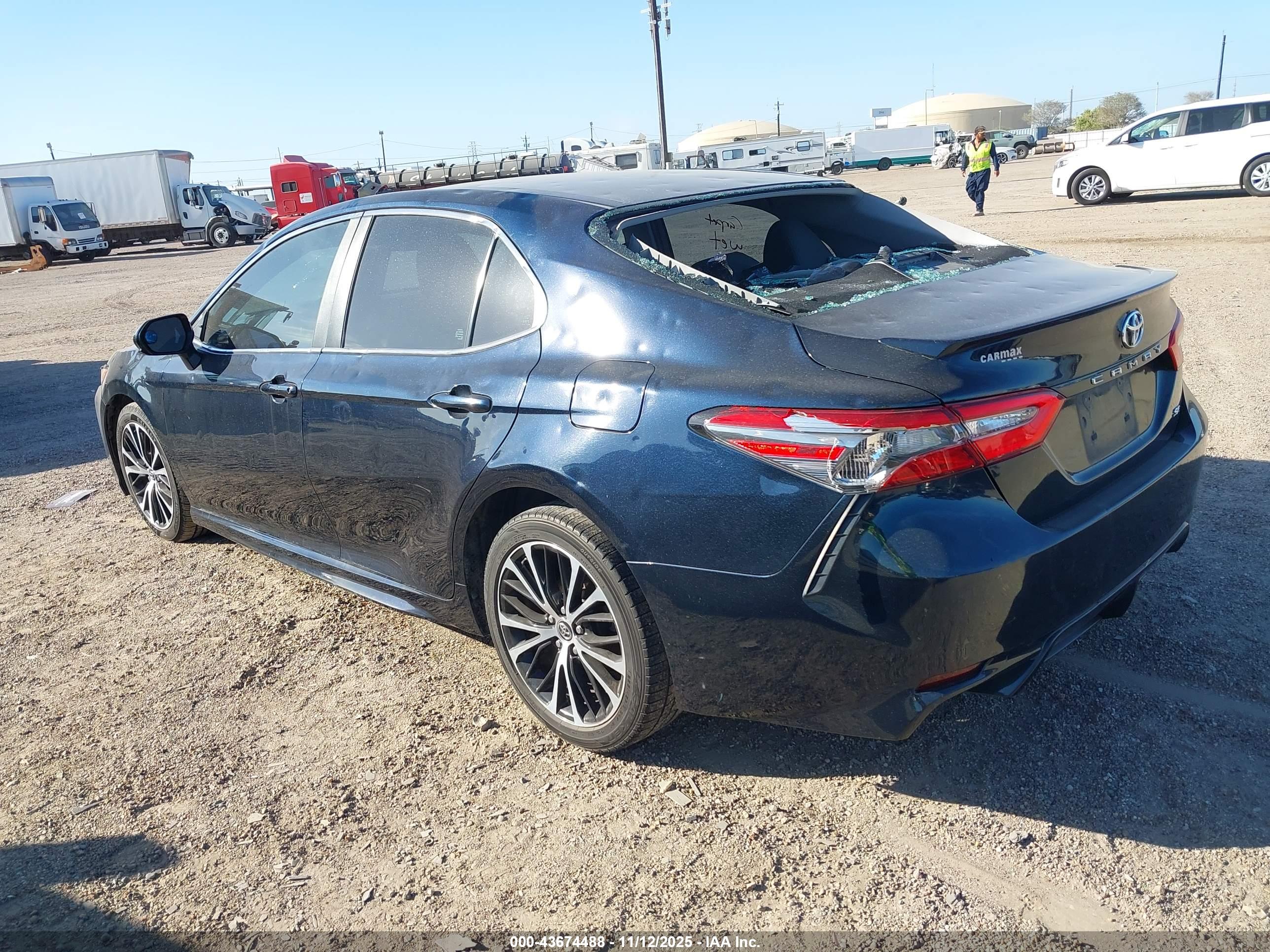TOYOTA CAMRY image 3