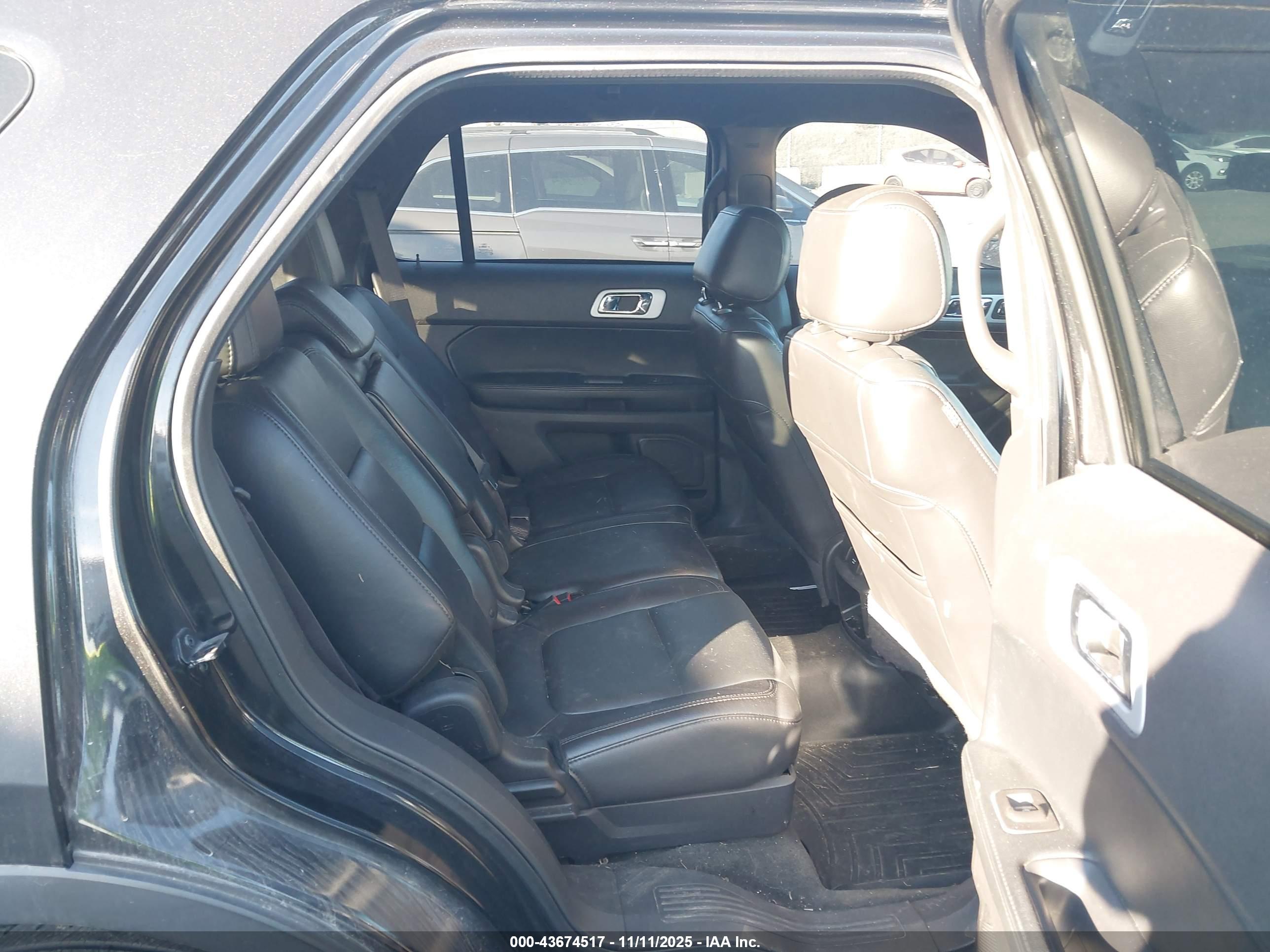 FORD EXPLORER image 8