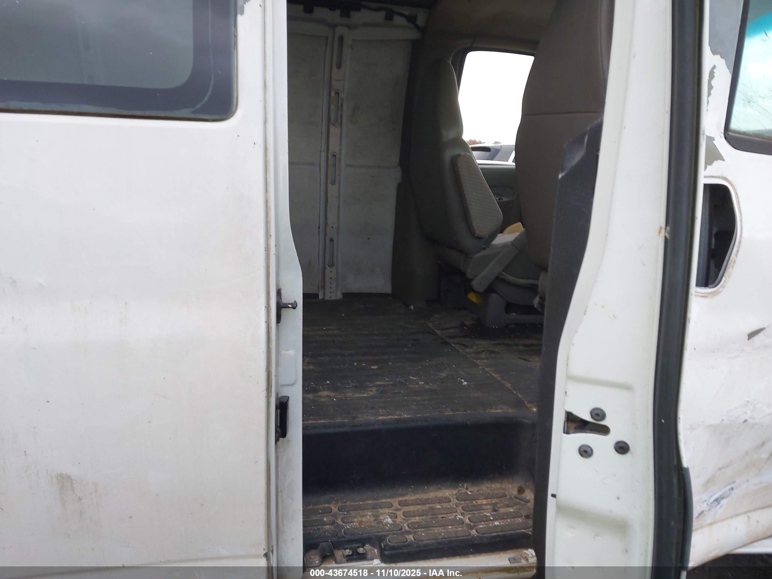 GMC SAVANA image 8