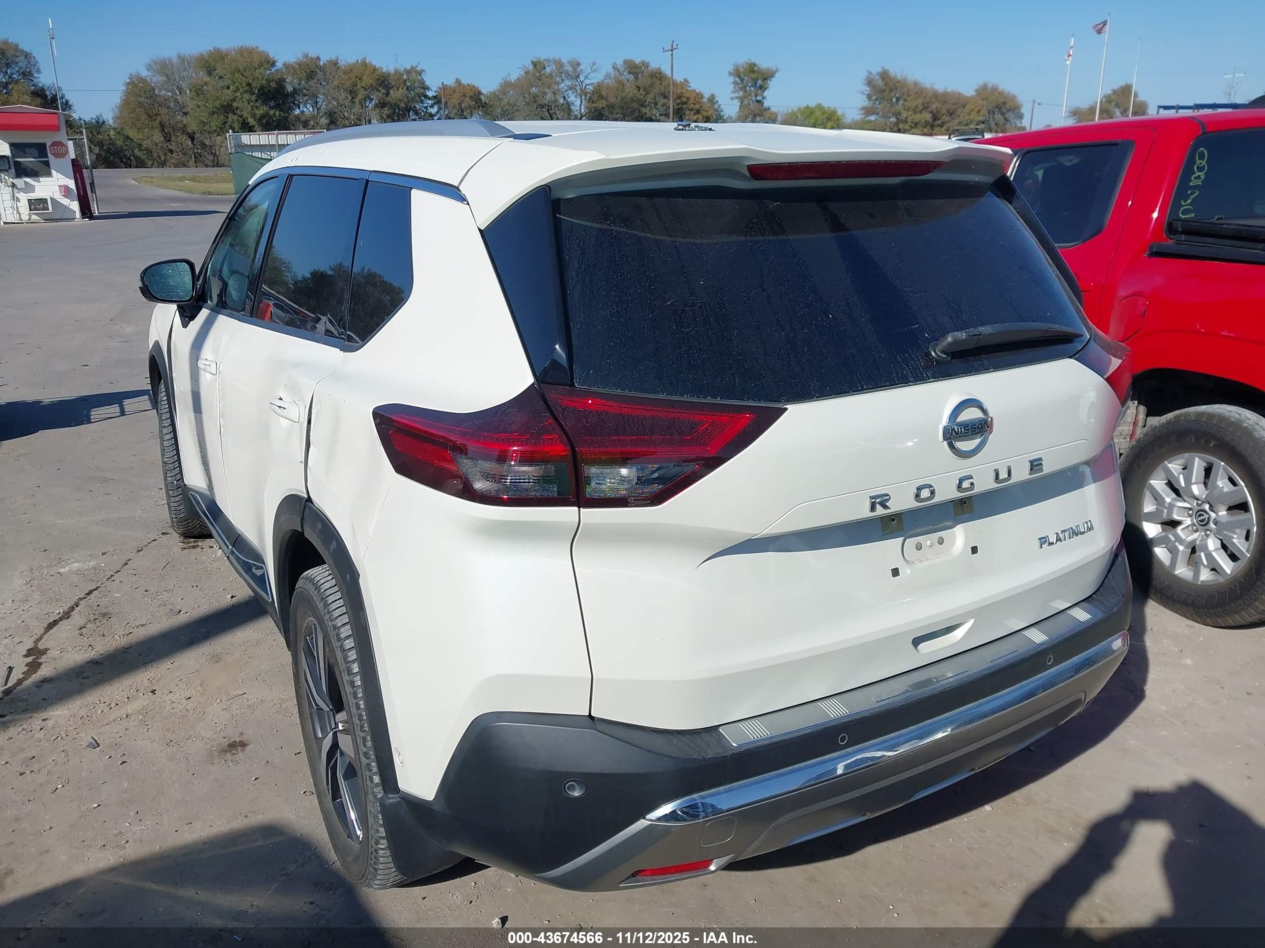 NISSAN ROGUE image 3