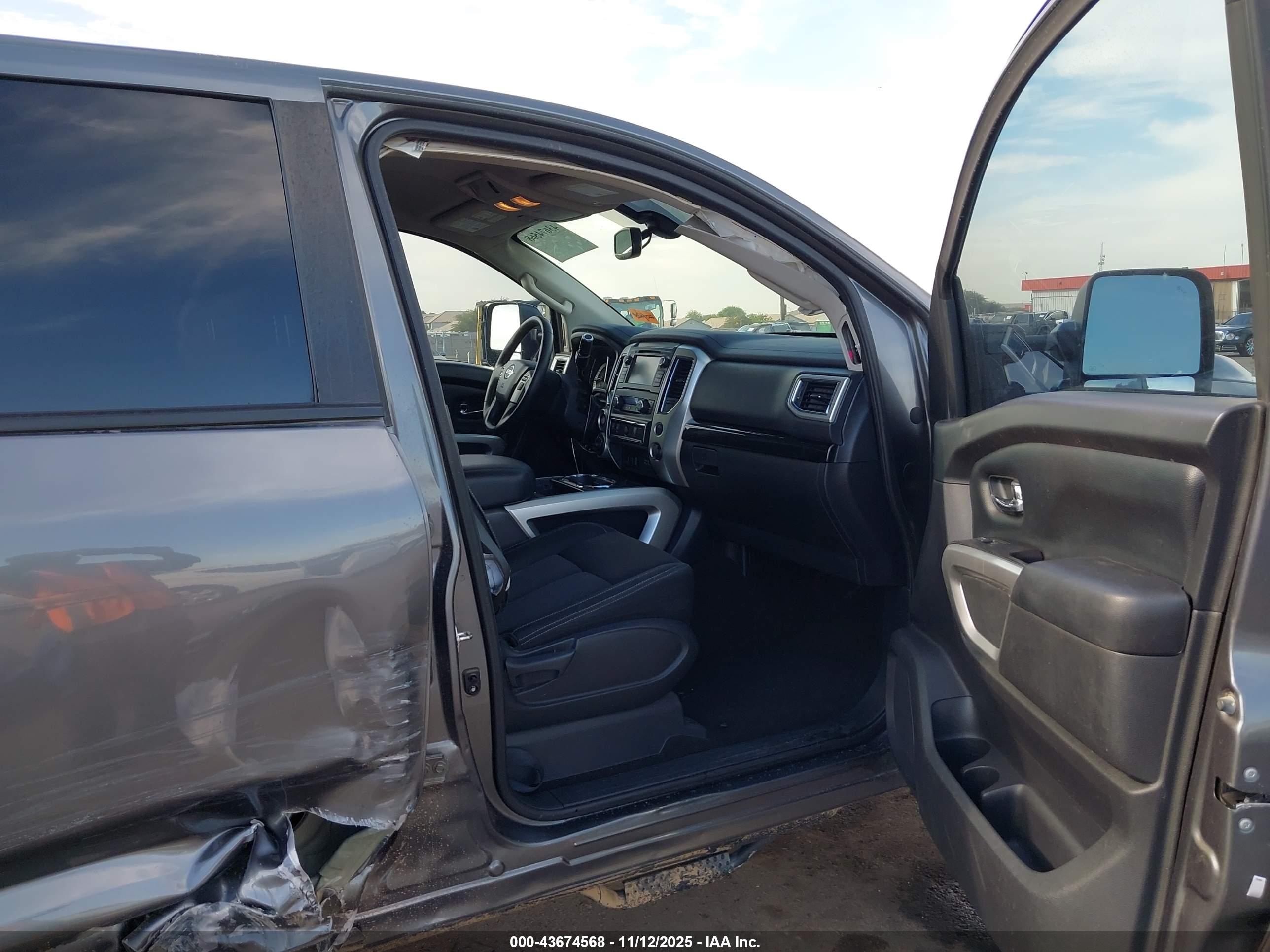 NISSAN TITAN image 5