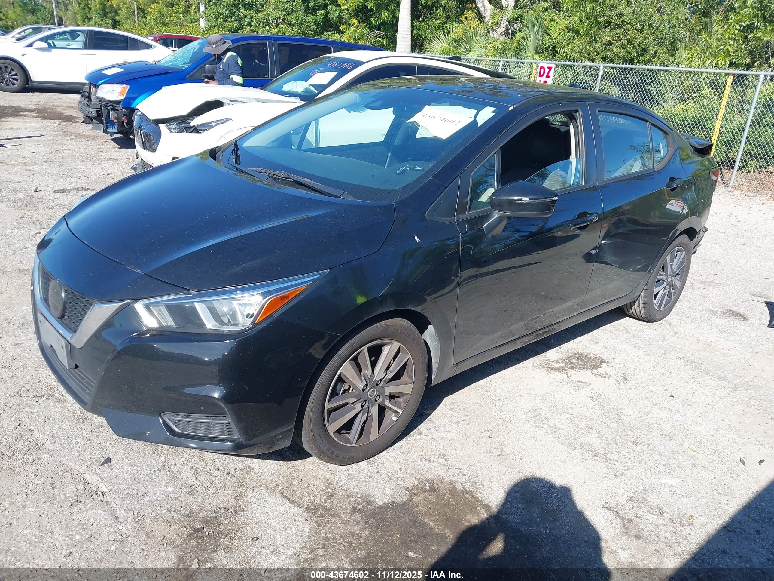 NISSAN VERSA image 2