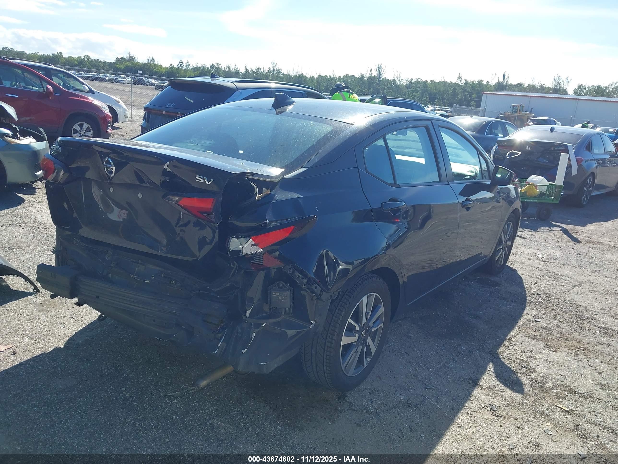 NISSAN VERSA image 4
