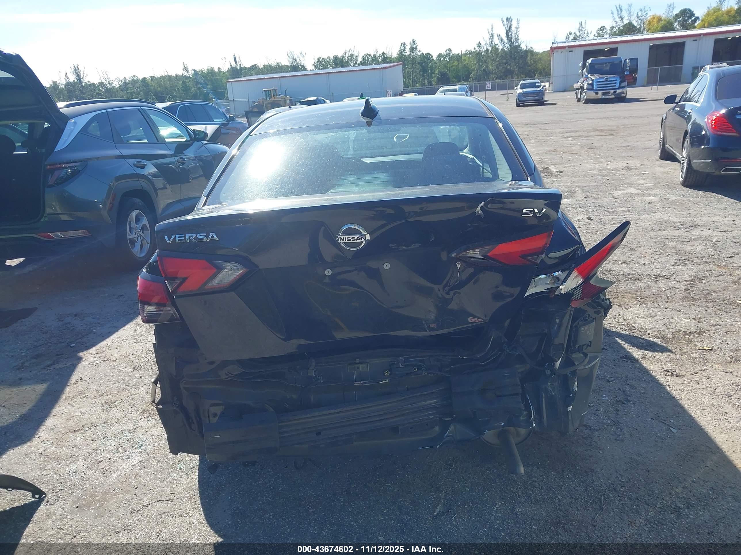 NISSAN VERSA image 6