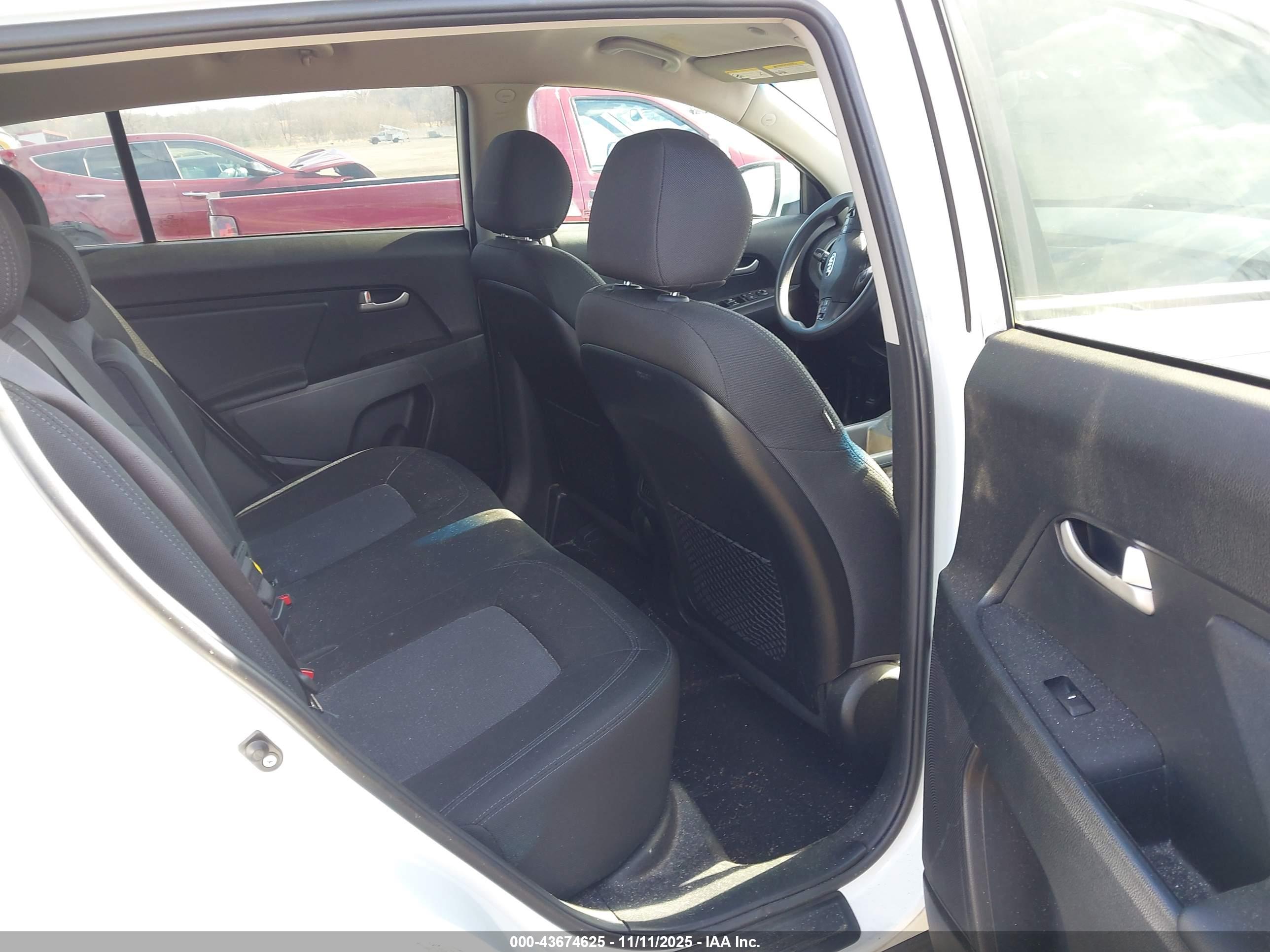 KIA SPORTAGE image 8