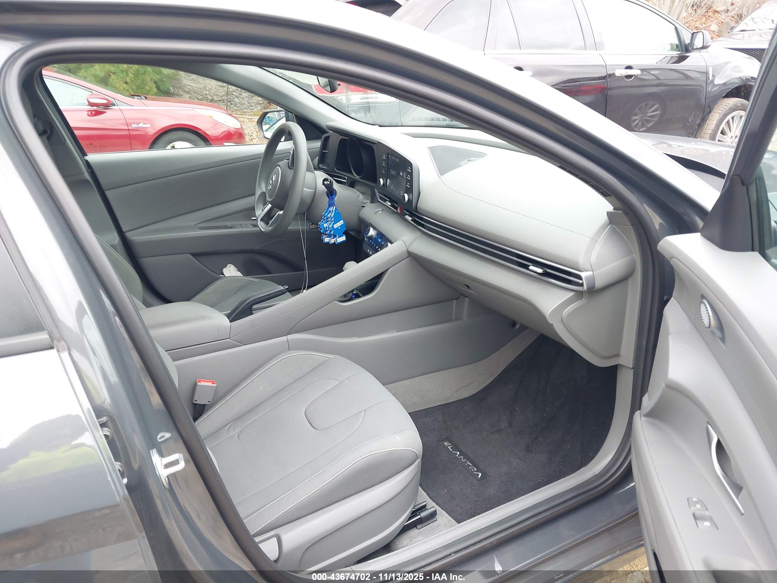 HYUNDAI ELANTRA image 5