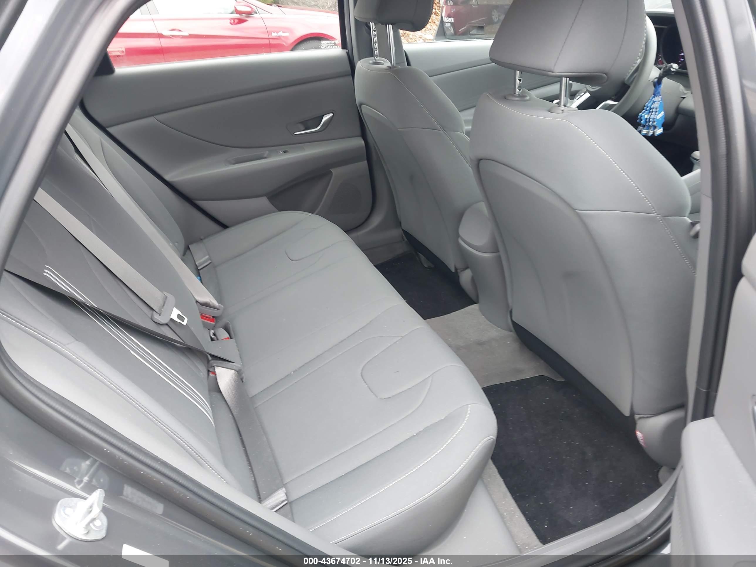 HYUNDAI ELANTRA image 8