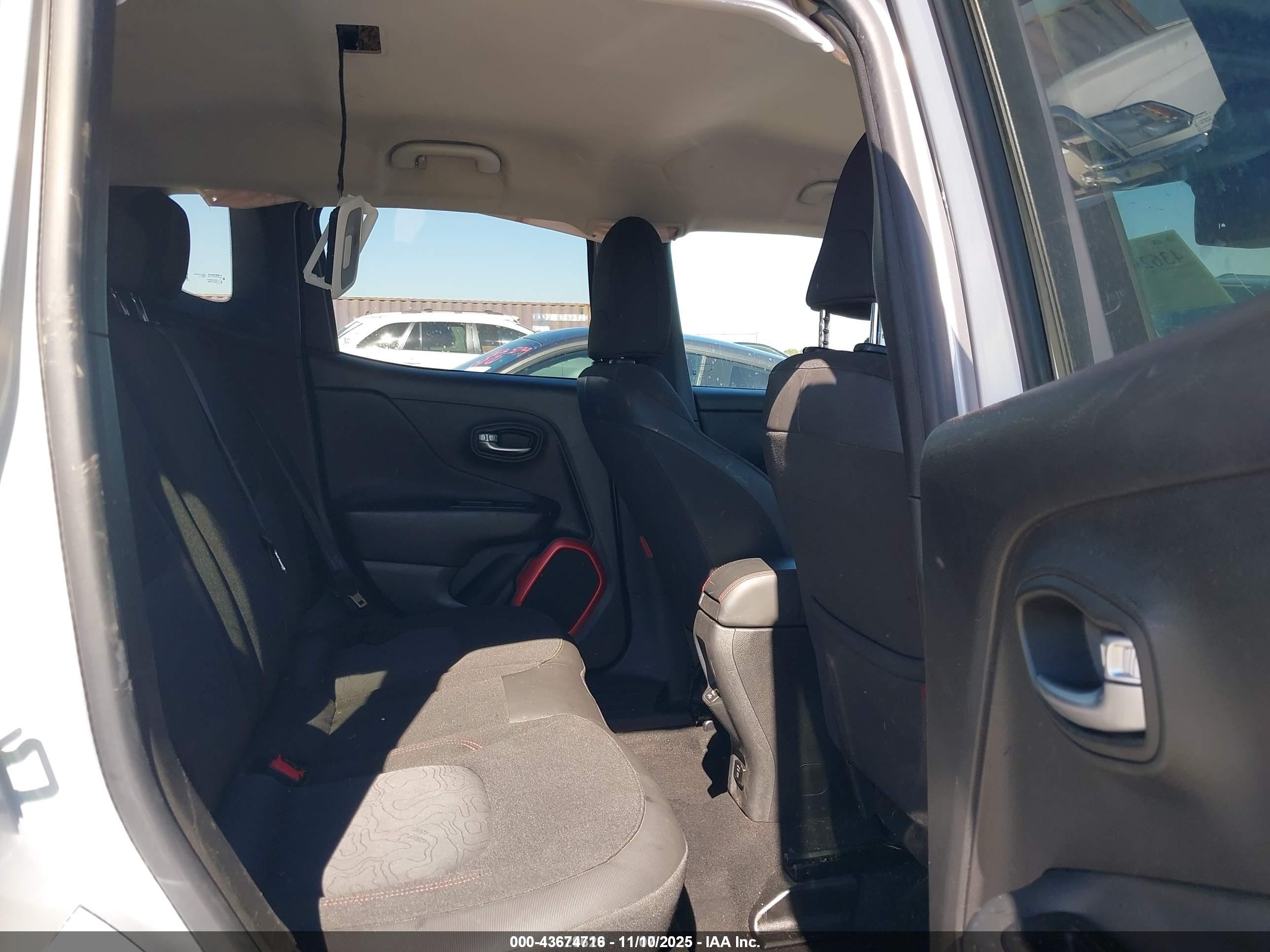 JEEP RENEGADE image 8
