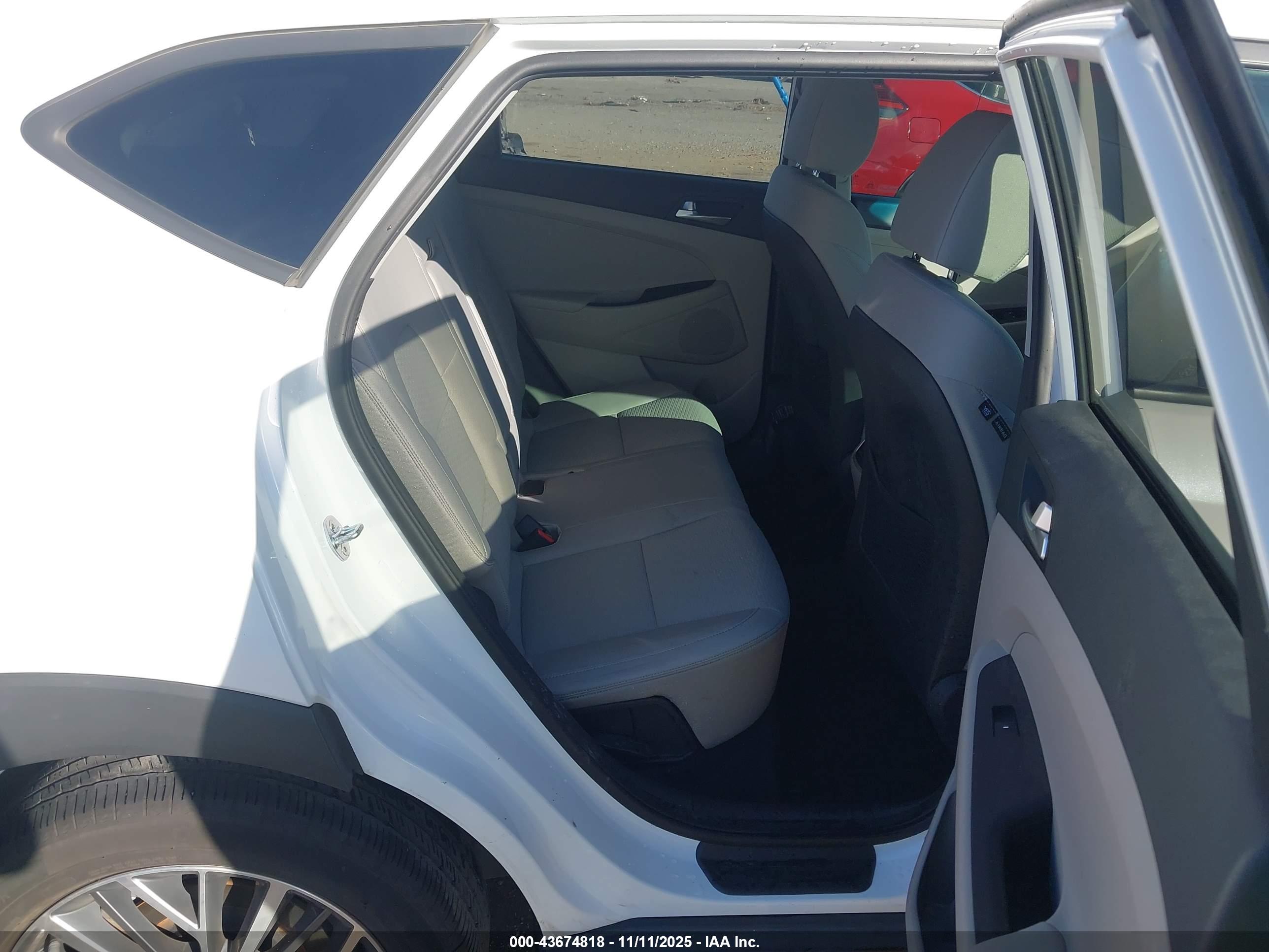 HYUNDAI TUCSON image 8