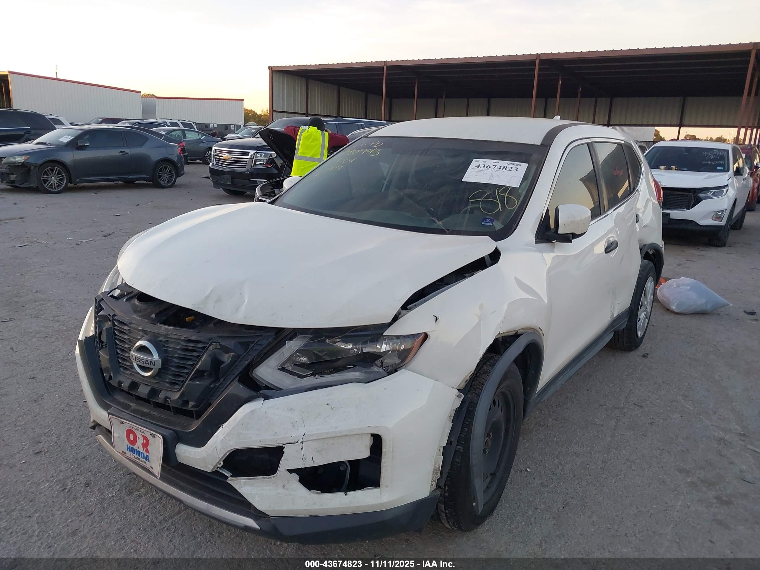 NISSAN ROGUE image 2