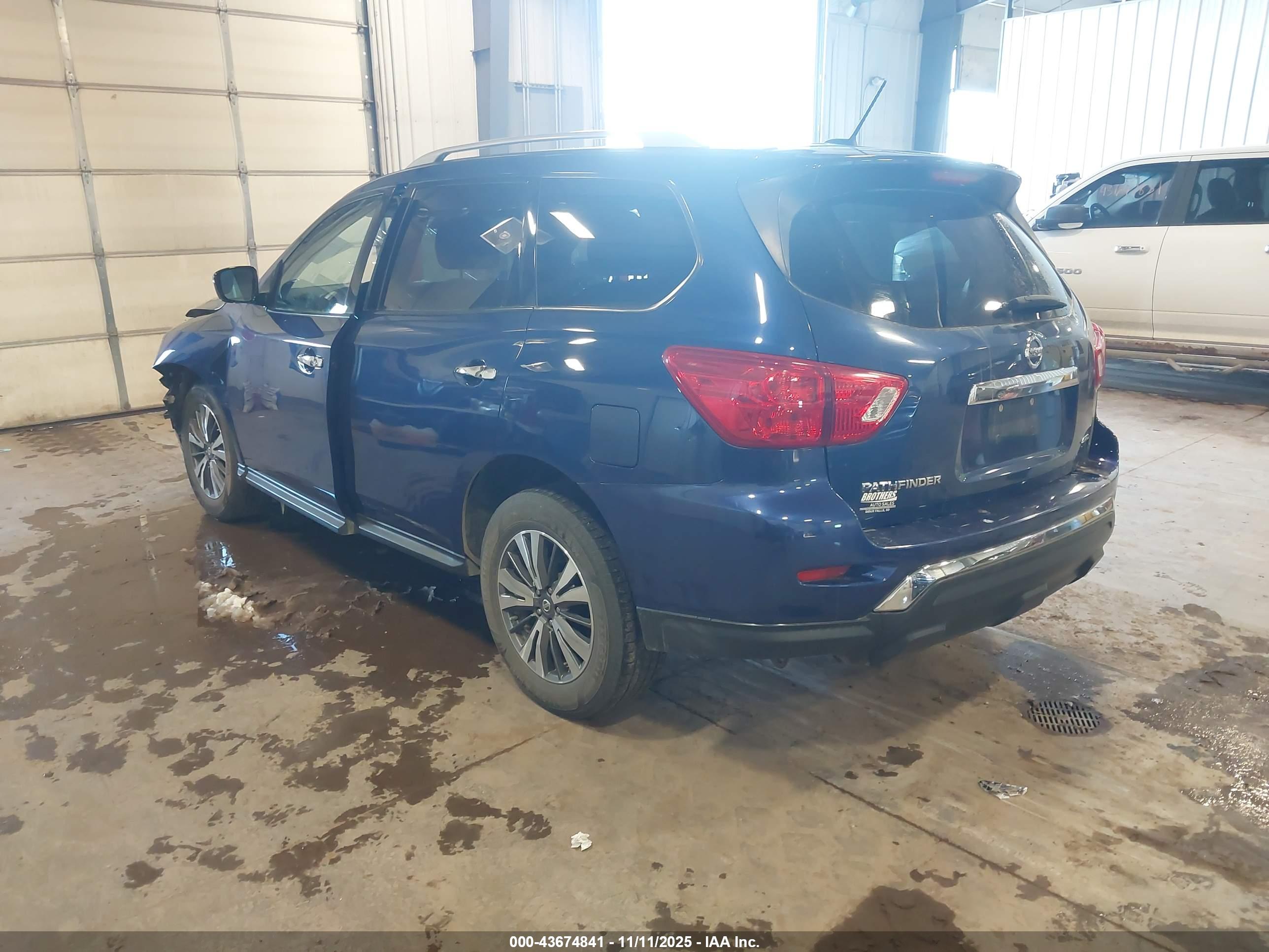 NISSAN PATHFINDER image 3