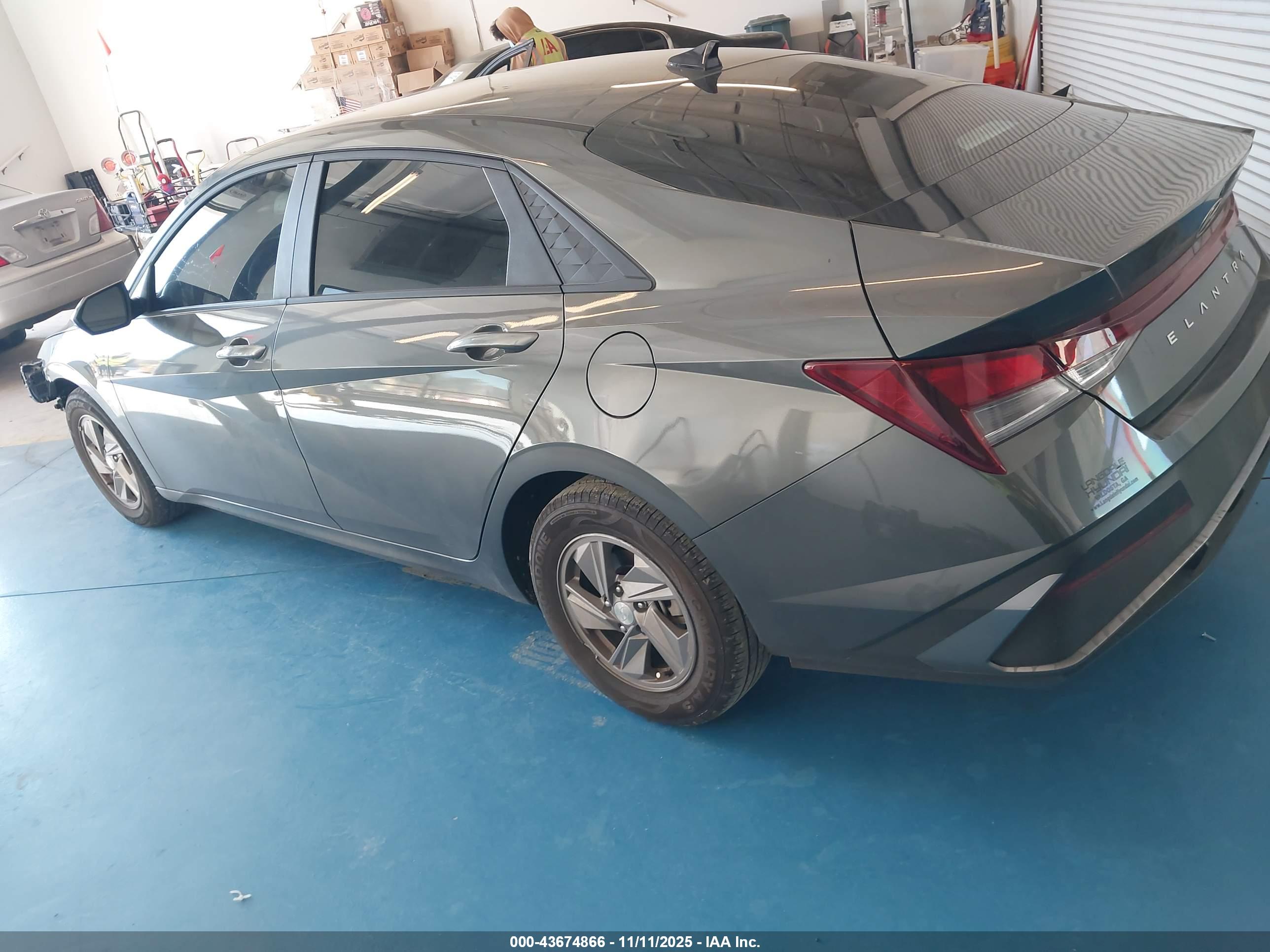 HYUNDAI ELANTRA image 3