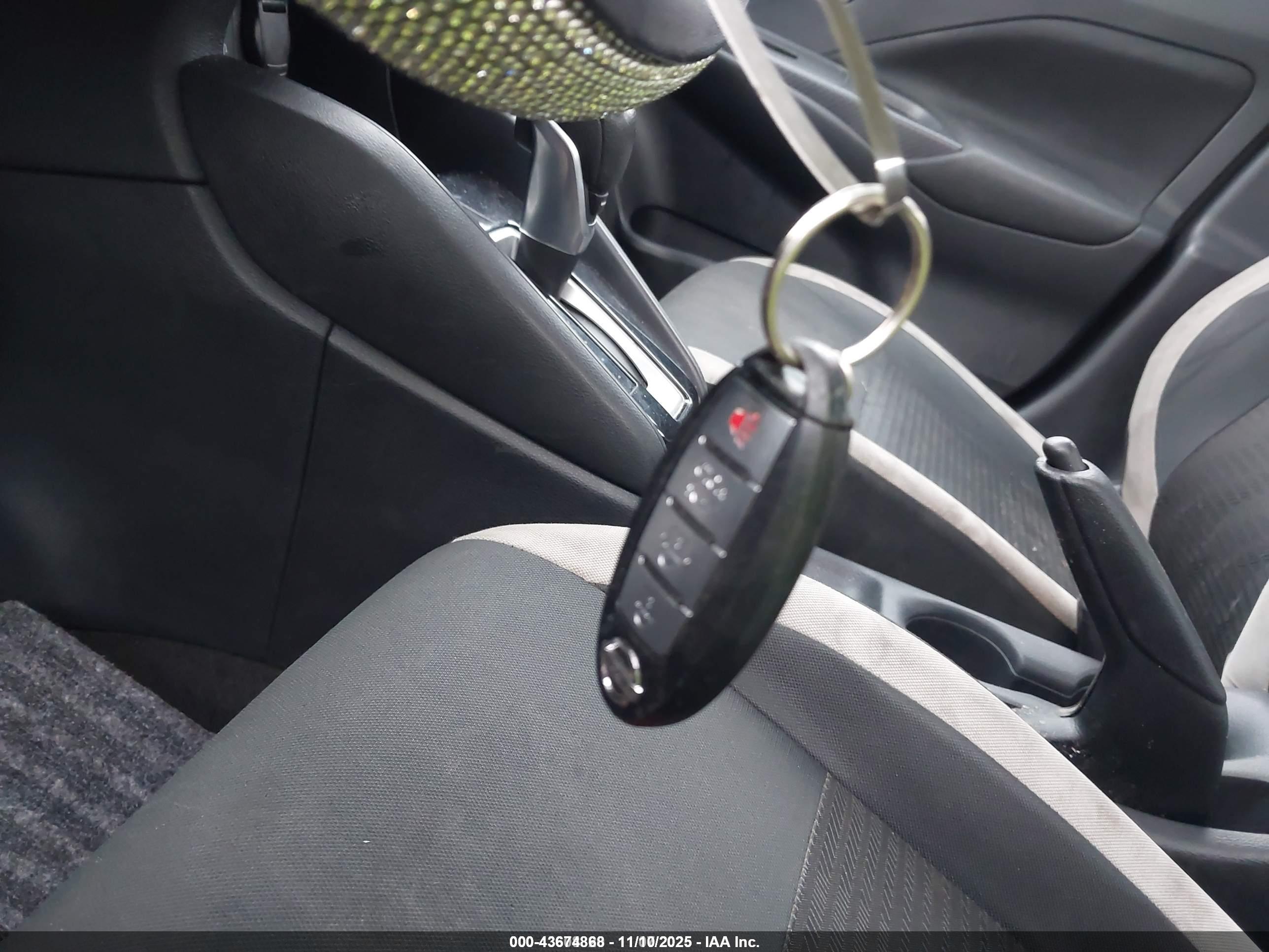 NISSAN VERSA image 11
