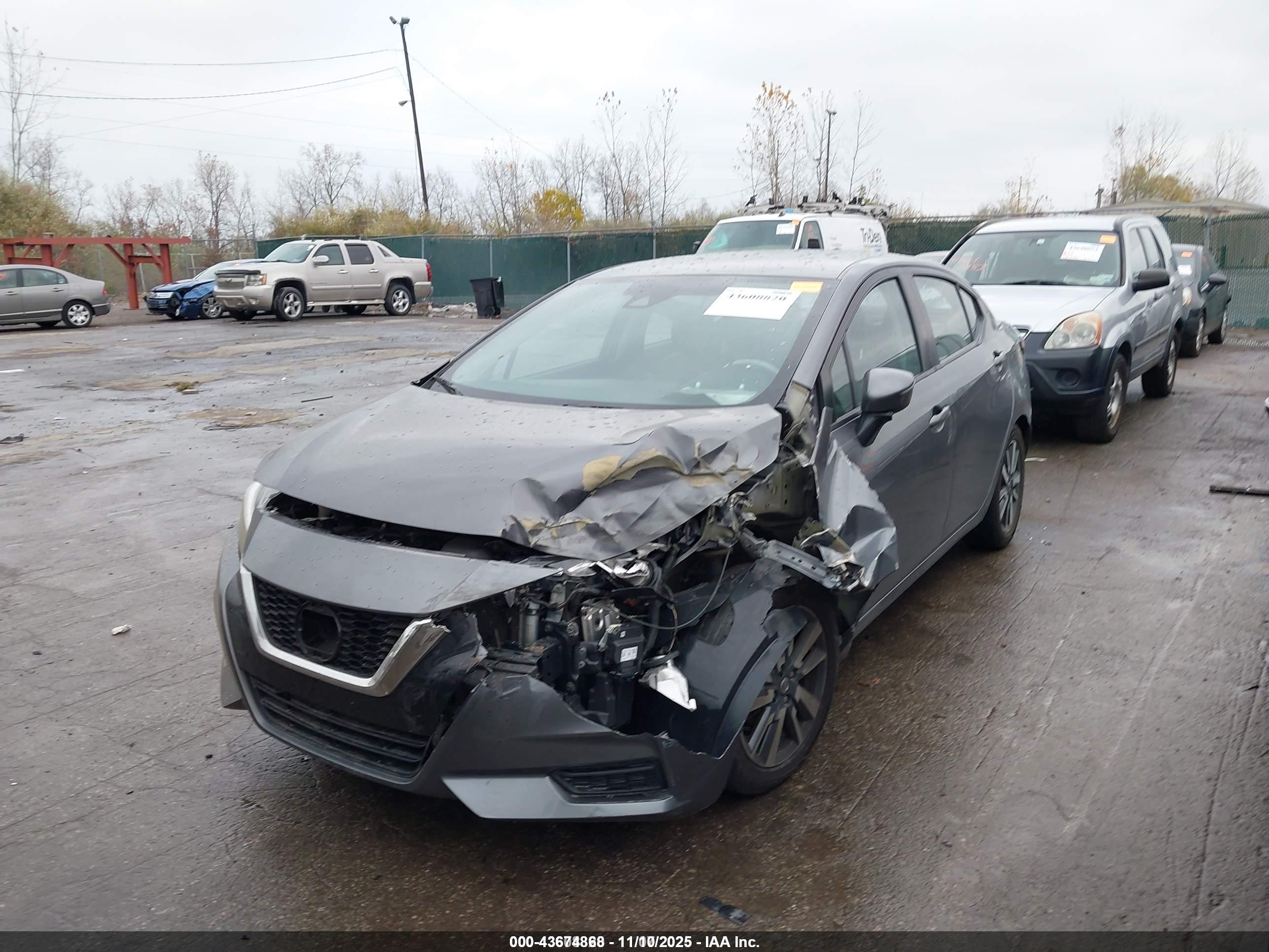 NISSAN VERSA image 2