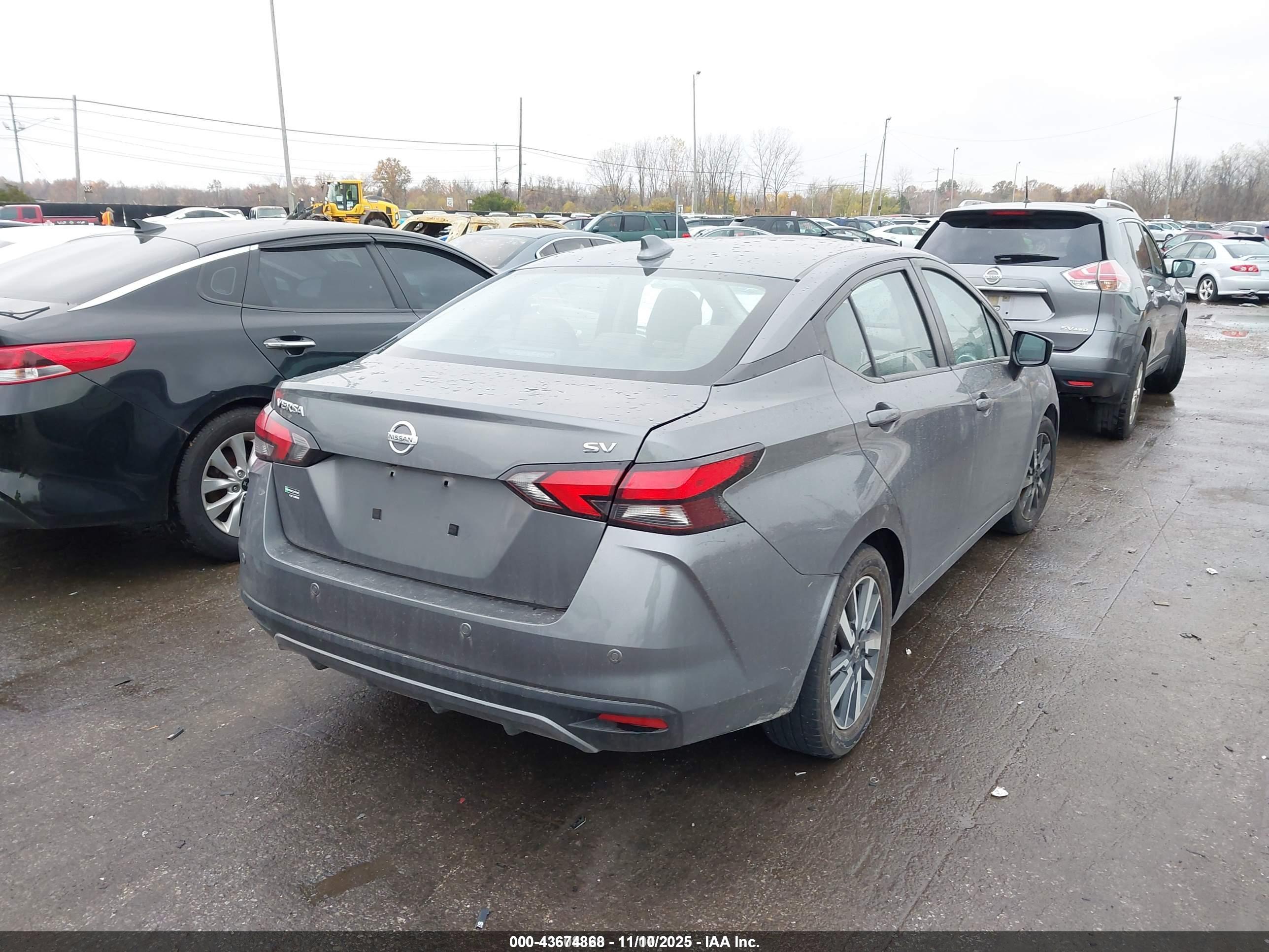 NISSAN VERSA image 4