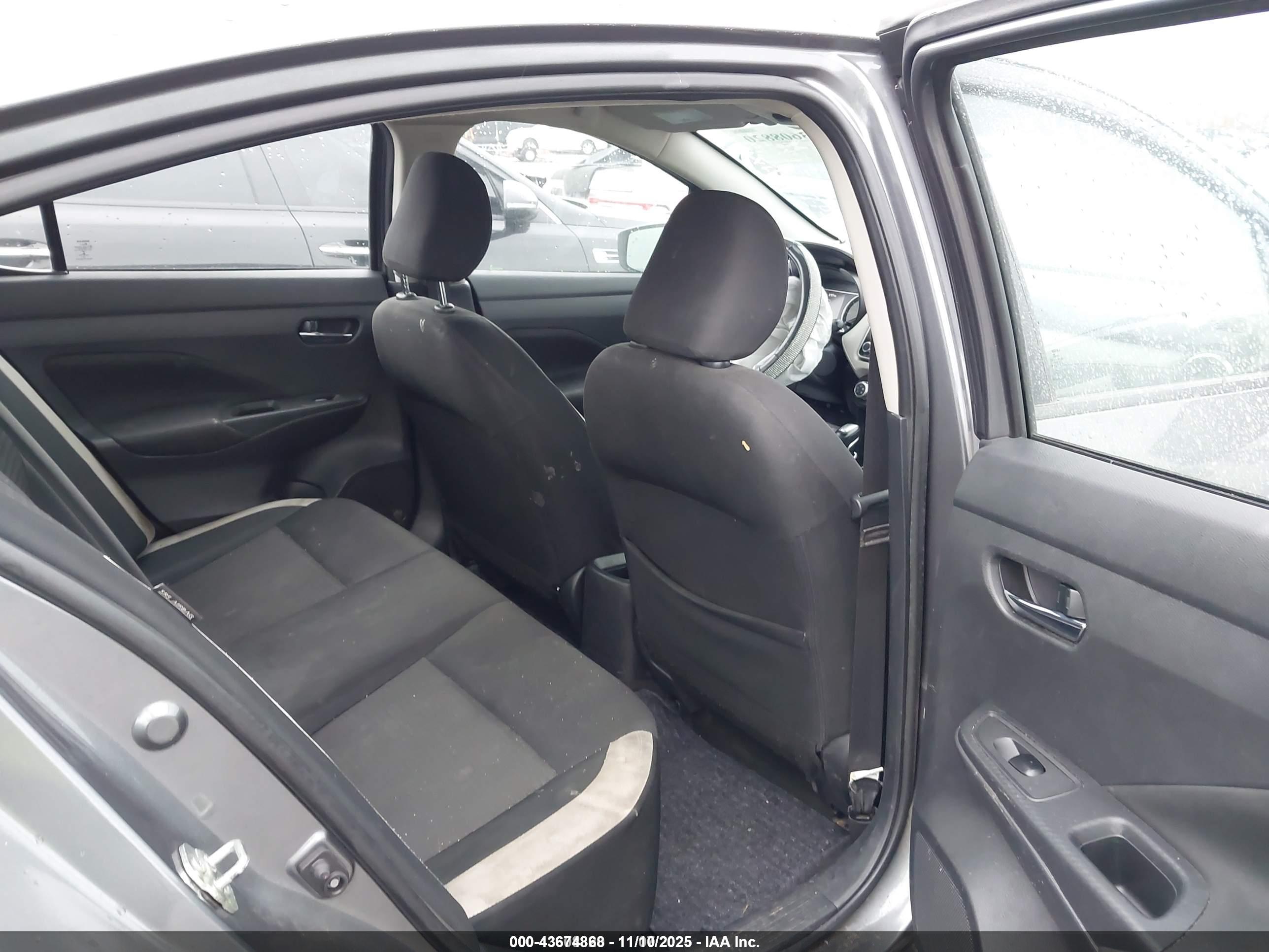 NISSAN VERSA image 8
