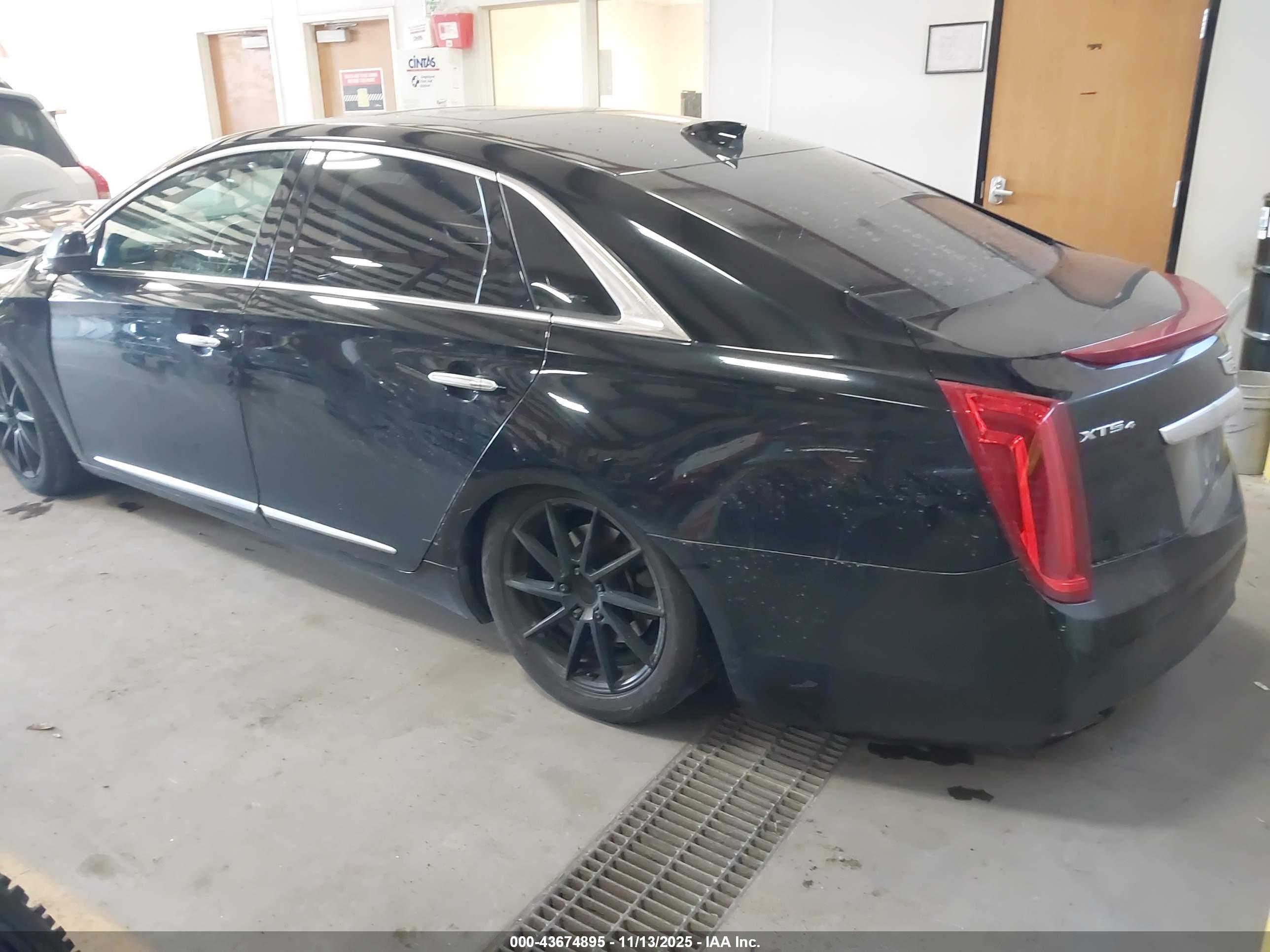 CADILLAC XTS image 3
