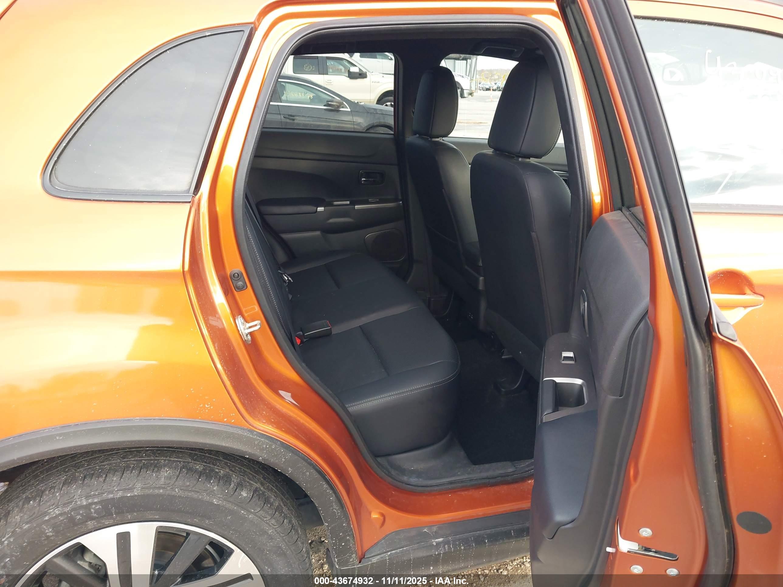 MITSUBISHI OUTLANDER image 8