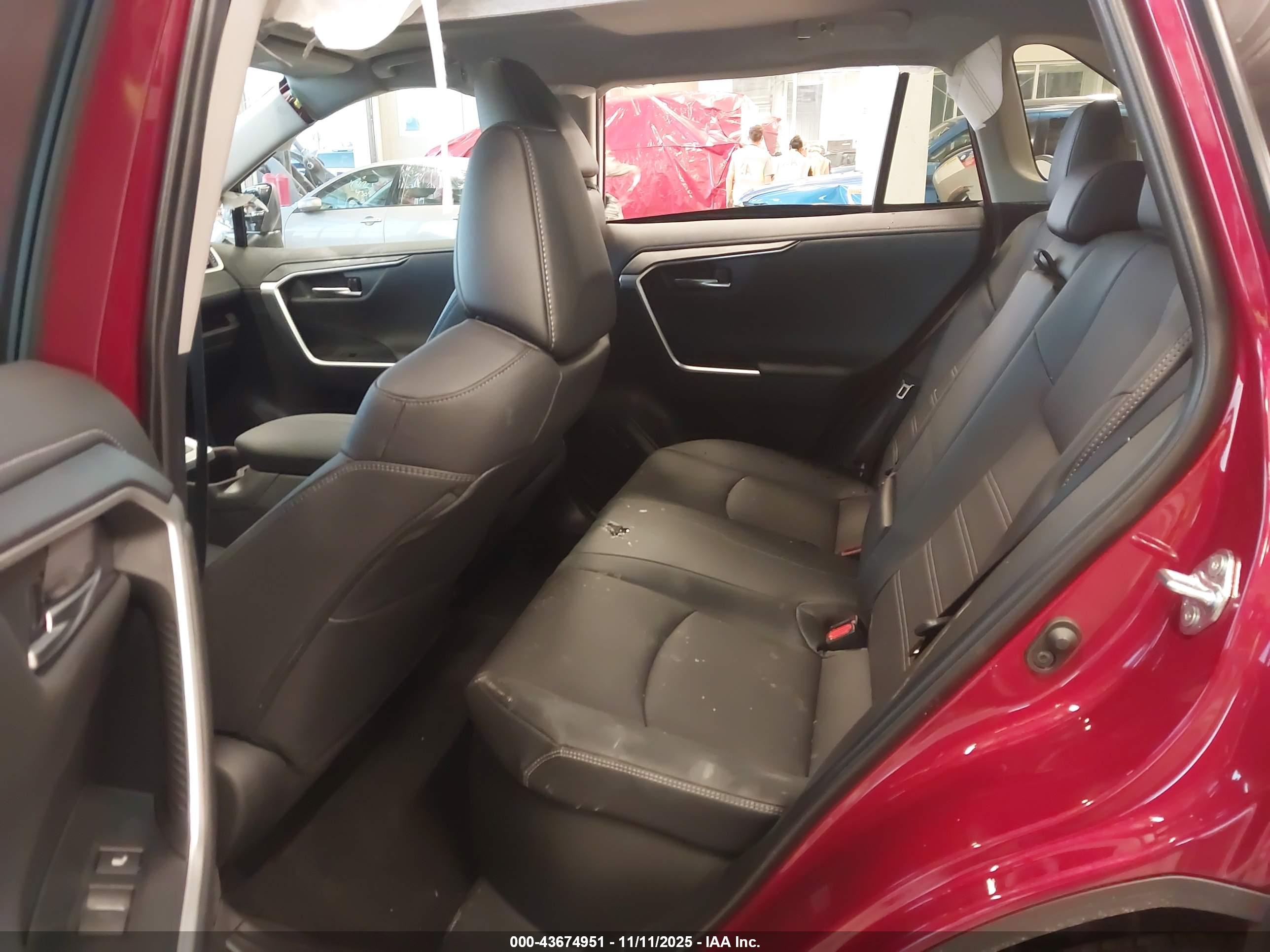 TOYOTA RAV4 image 8