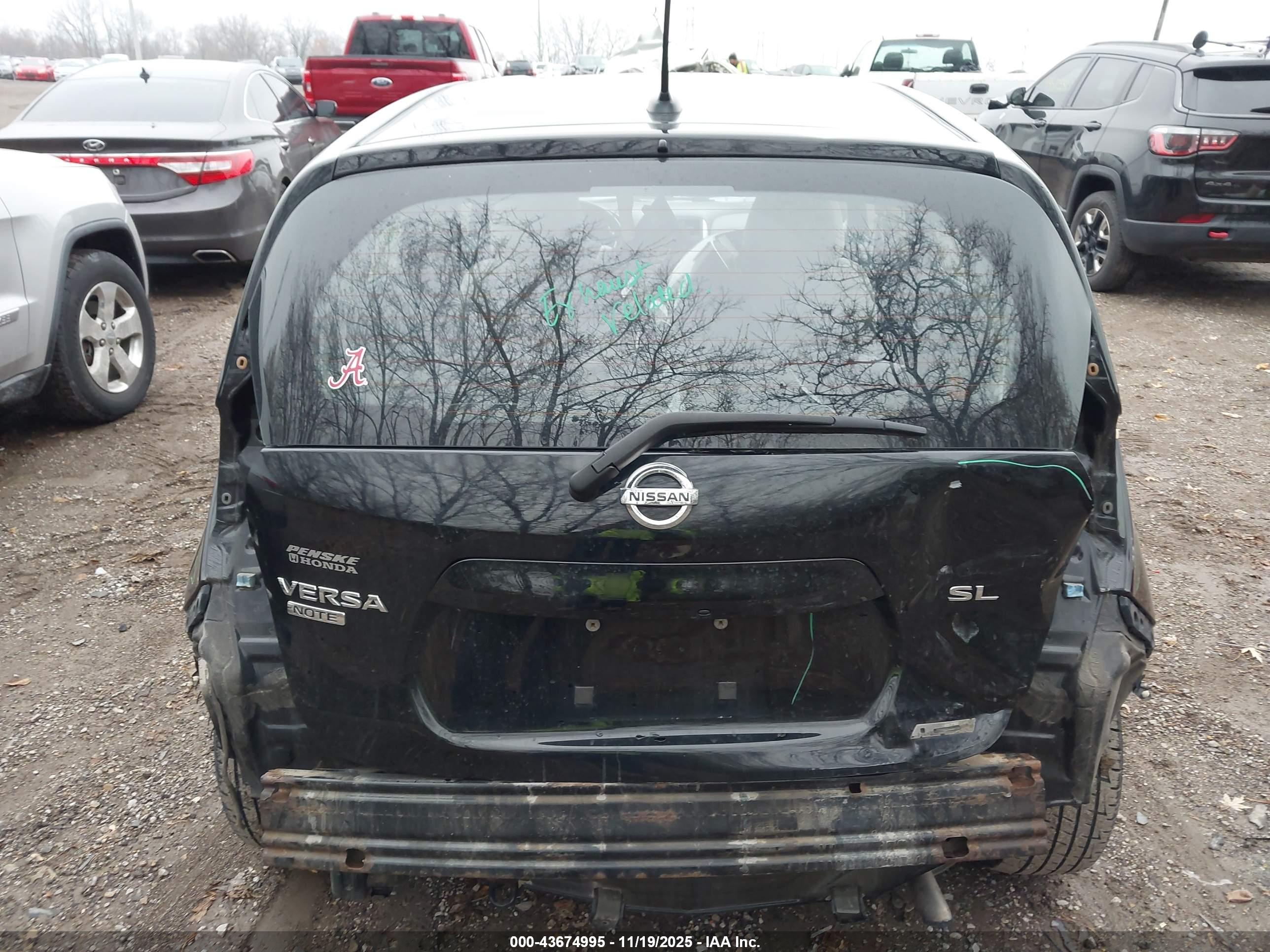NISSAN VERSA image 6