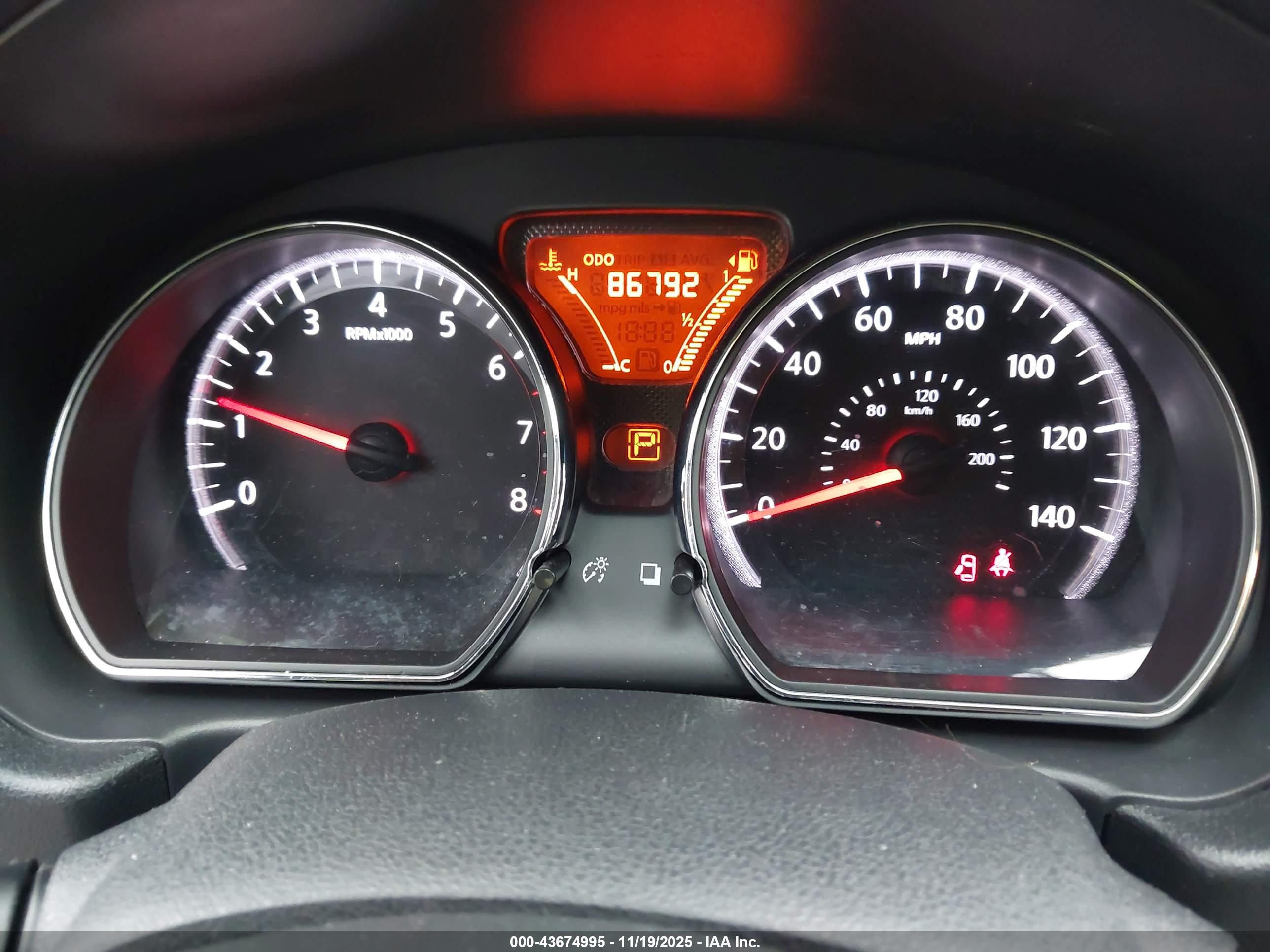 NISSAN VERSA image 7