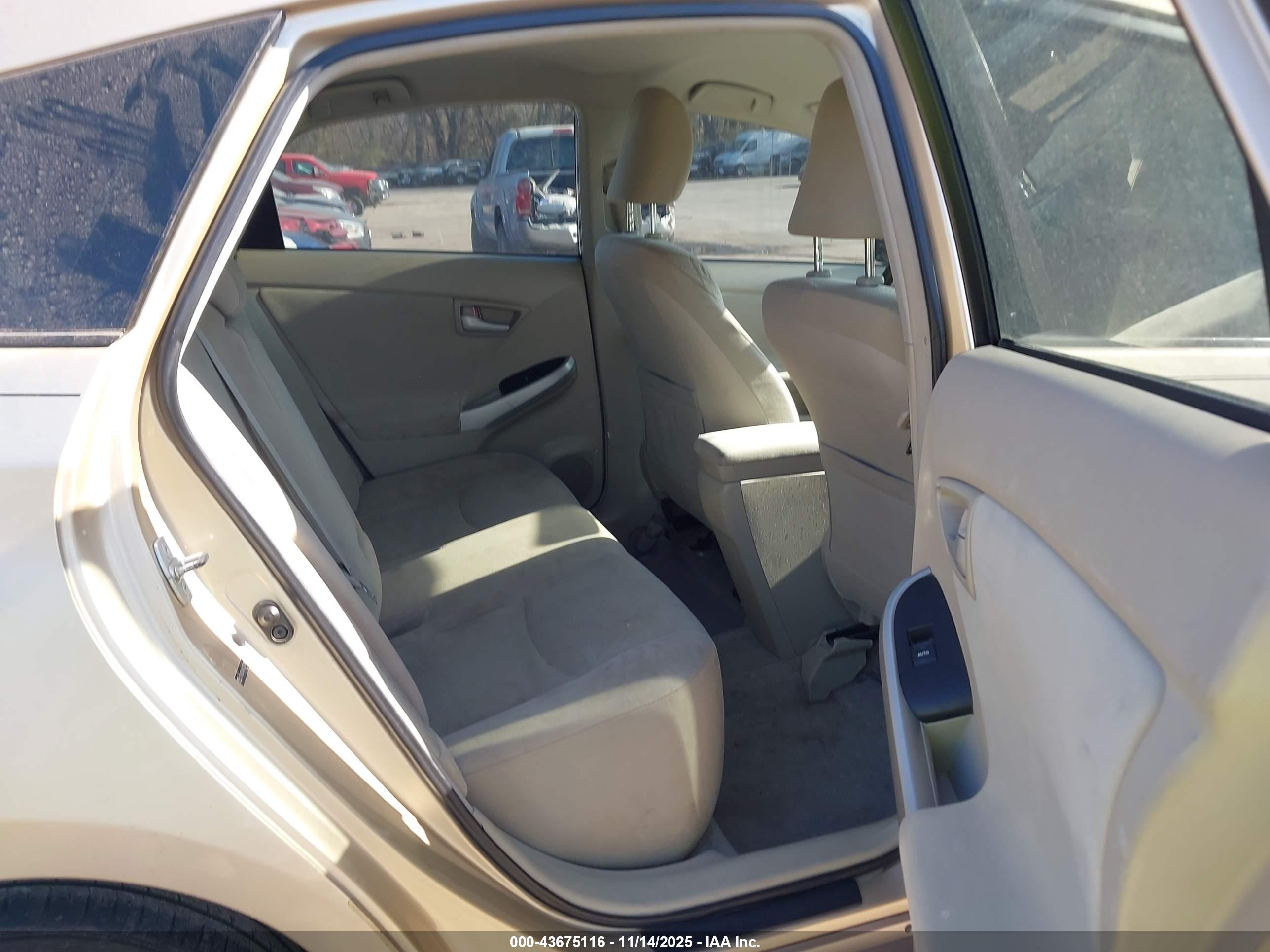 TOYOTA PRIUS image 8
