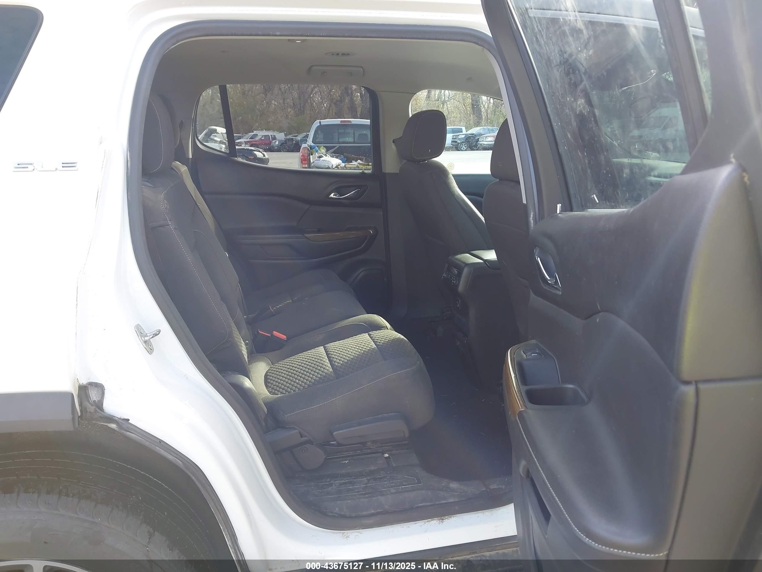 GMC ACADIA image 8