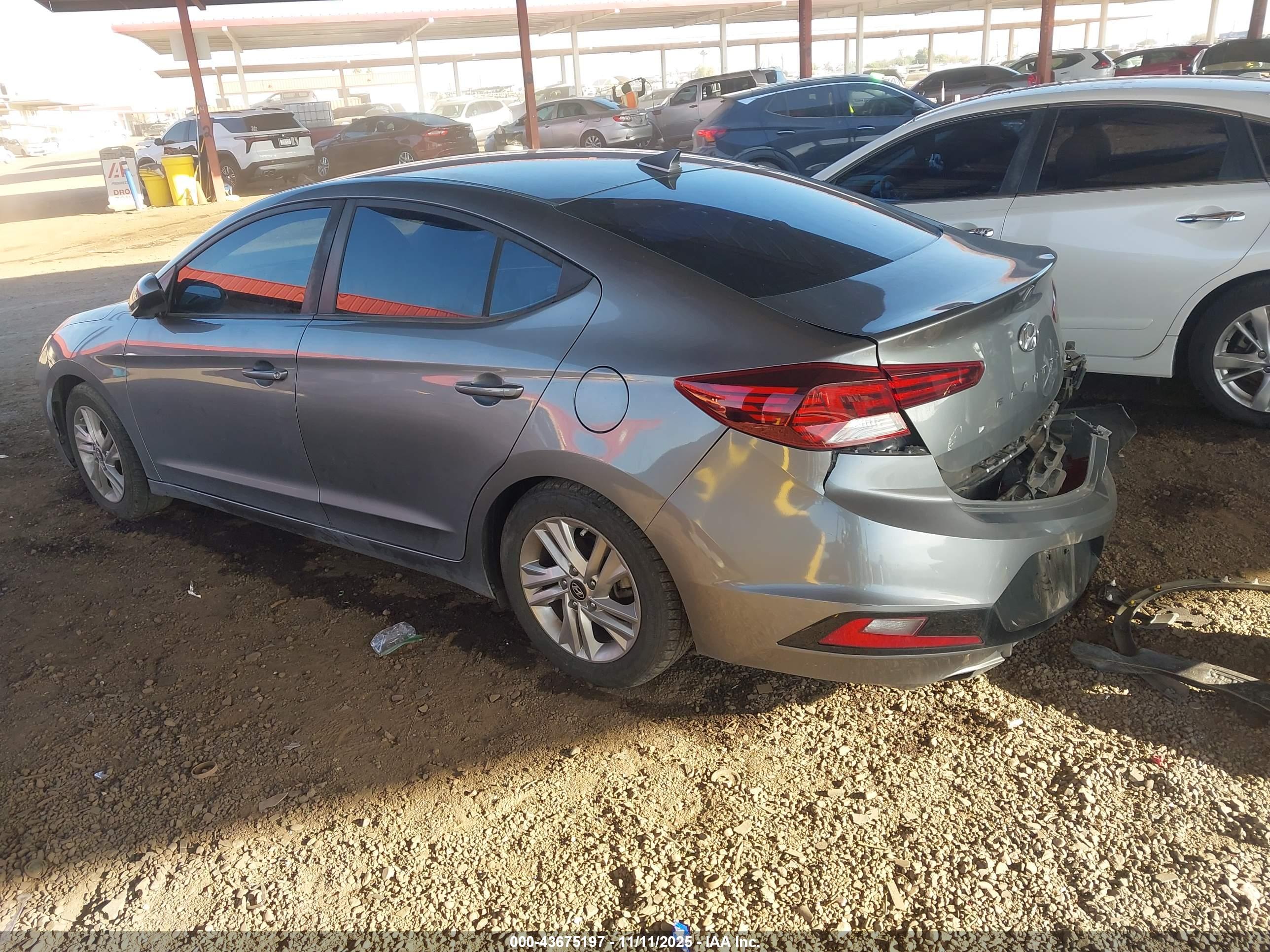 HYUNDAI ELANTRA image 3