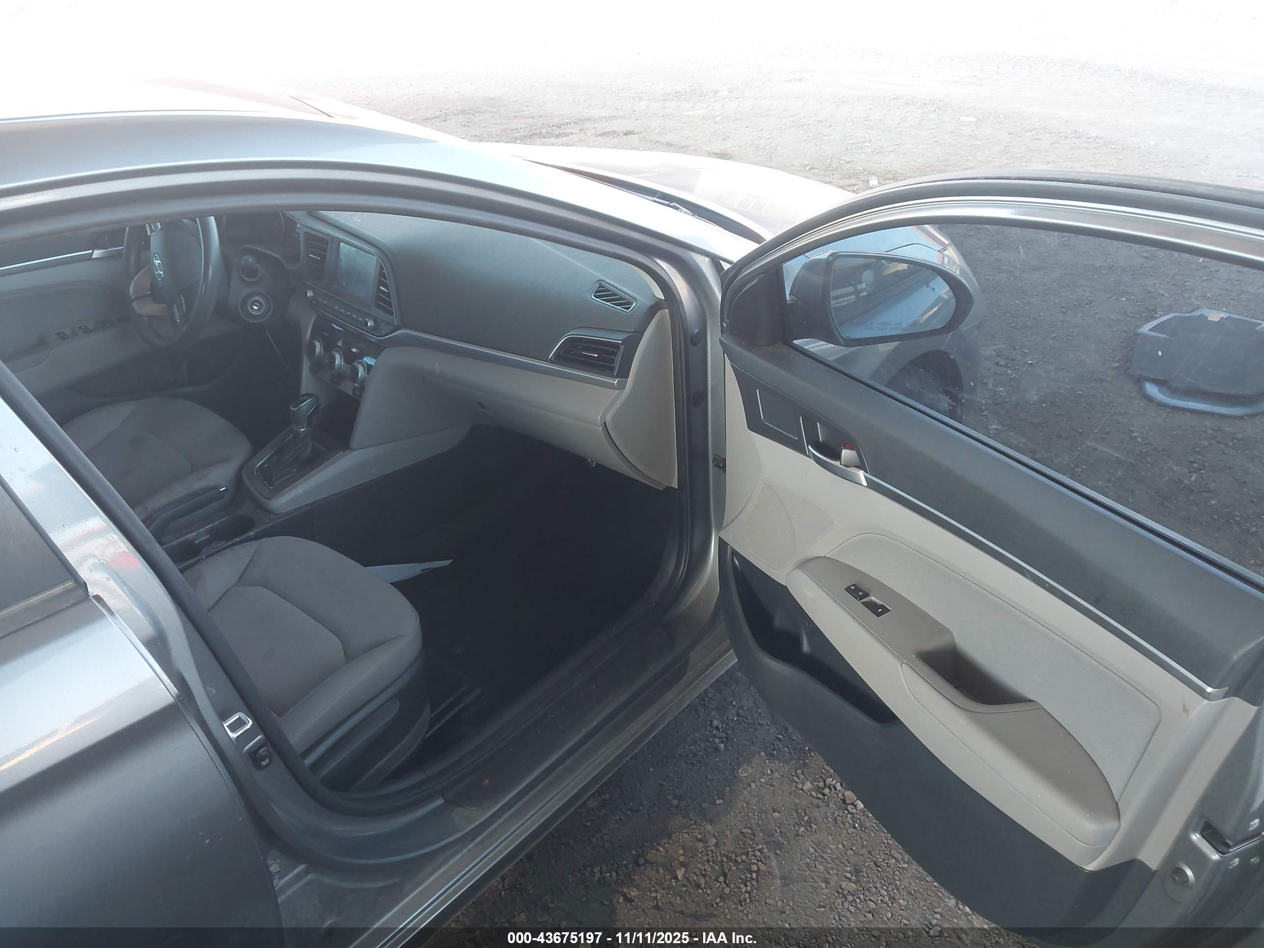 HYUNDAI ELANTRA image 5